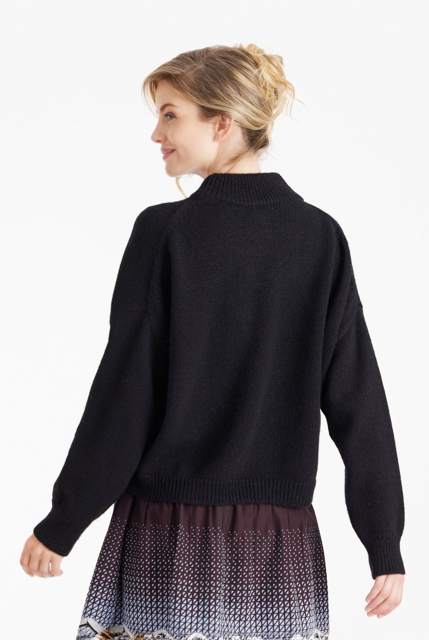 Kurzer Pullover PAROLY mit Stehkragen und langen Armen in Schwarz