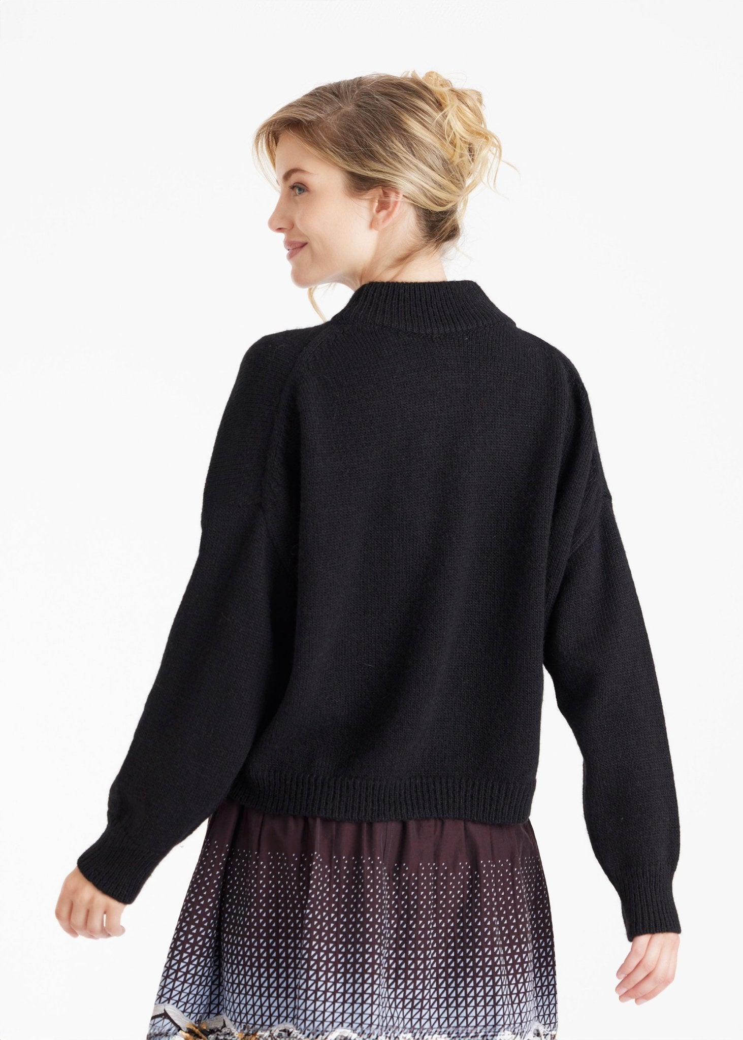 Kurzer Pullover PAROLY mit Stehkragen und langen Armen in Schwarz