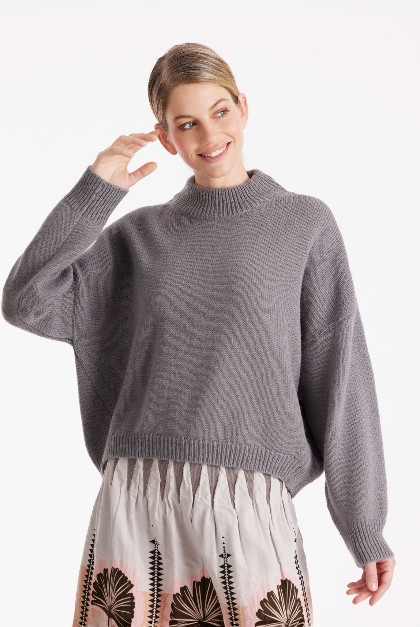 Kurzer Pullover PAROLY mit Stehkragen und langen Armen in Grau