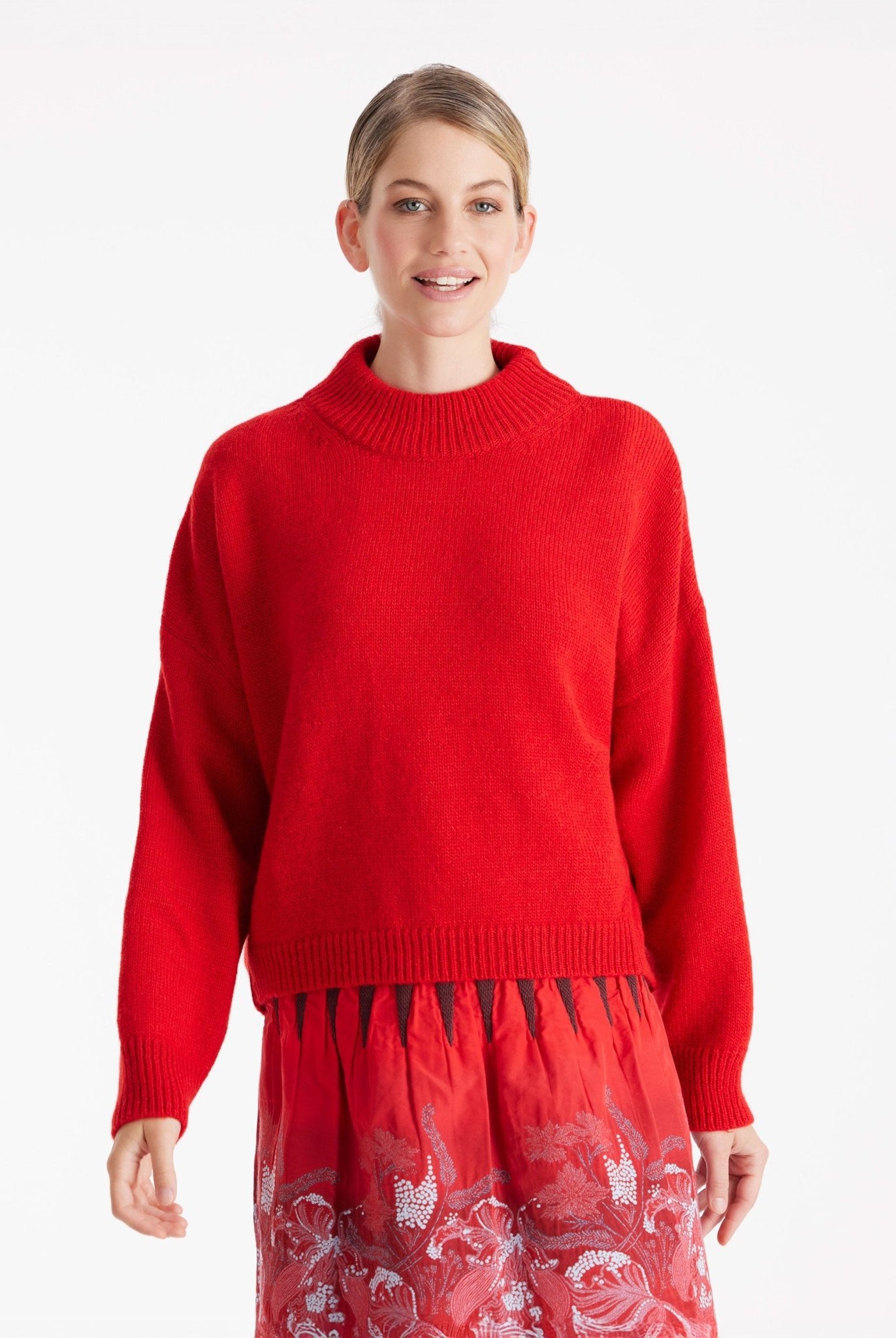 Kurzer Pullover PAROLY mit Stehkragen und langen Armen in Rot