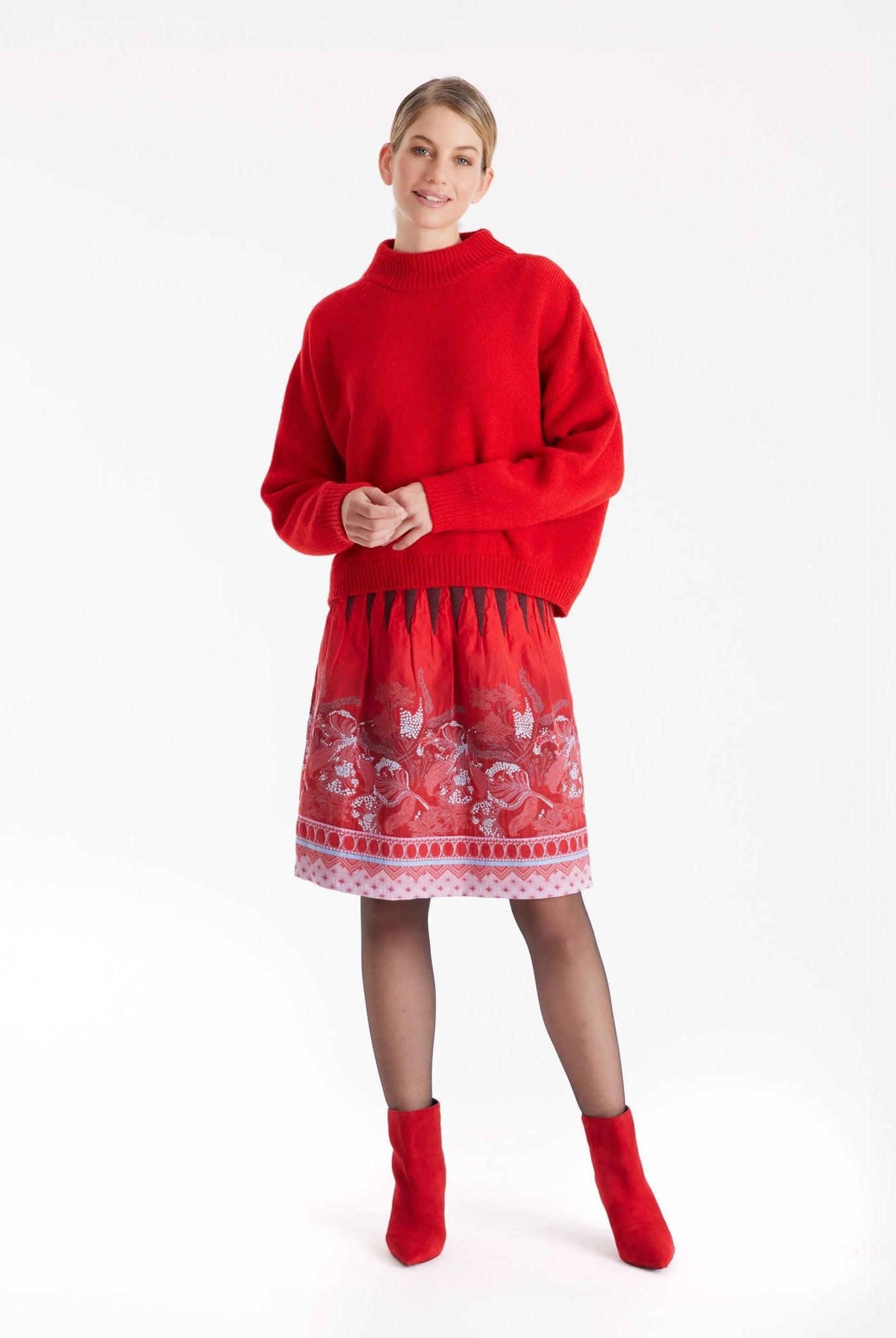 Kurzer Pullover PAROLY mit Stehkragen und langen Armen in Rot