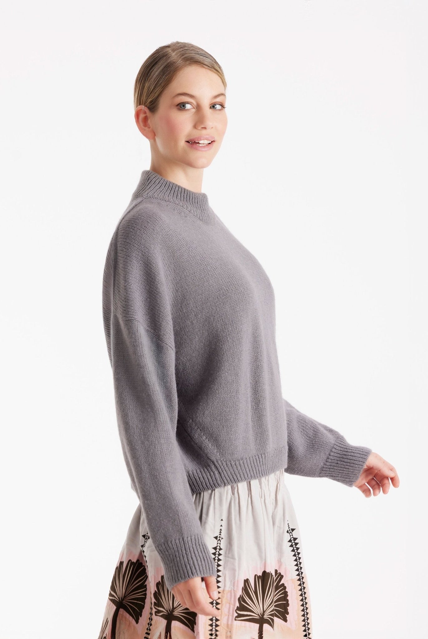 Kurzer Pullover PAROLY mit Stehkragen und langen Armen in Grau