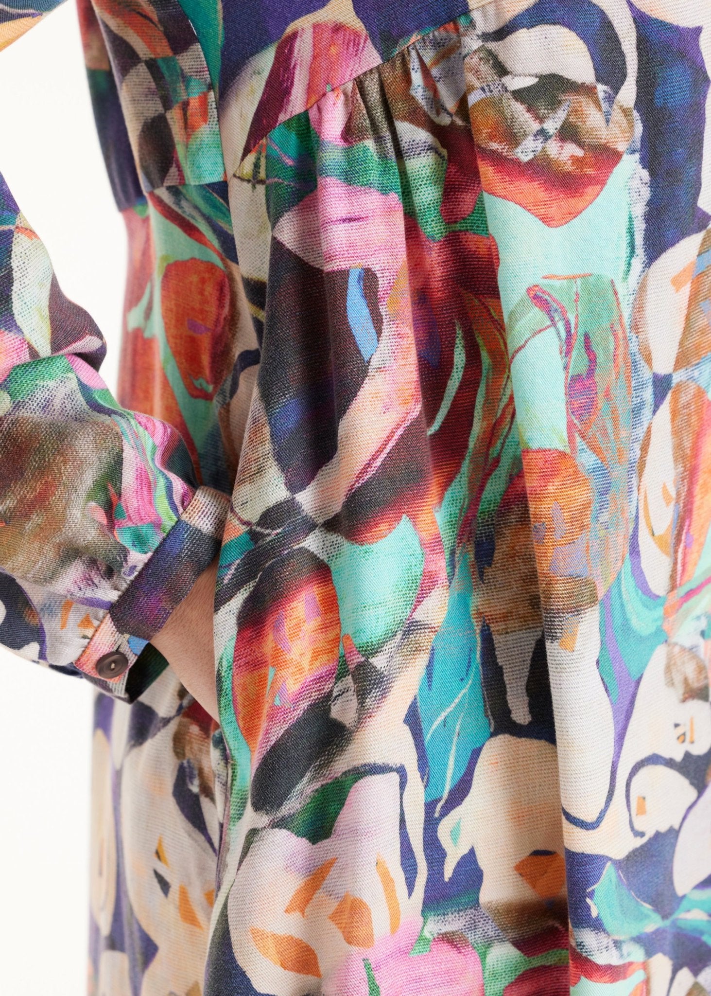 Kurzes Kleid DYRA mit V-Ausschnitt, langen Armen und mehrfarbigem, abstraktem Blumenmuster