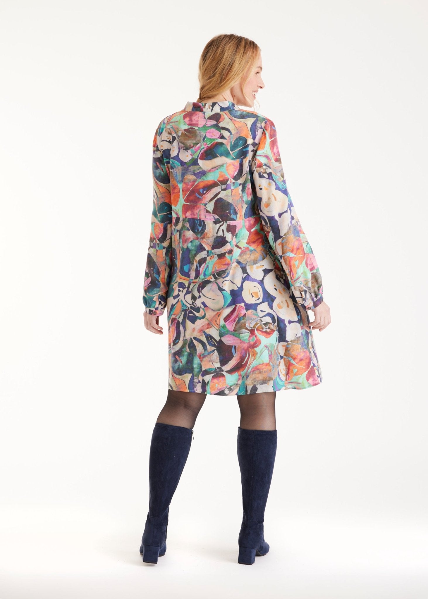 Kurzes Kleid DYRA mit V-Ausschnitt, langen Armen und mehrfarbigem, abstraktem Blumenmuster