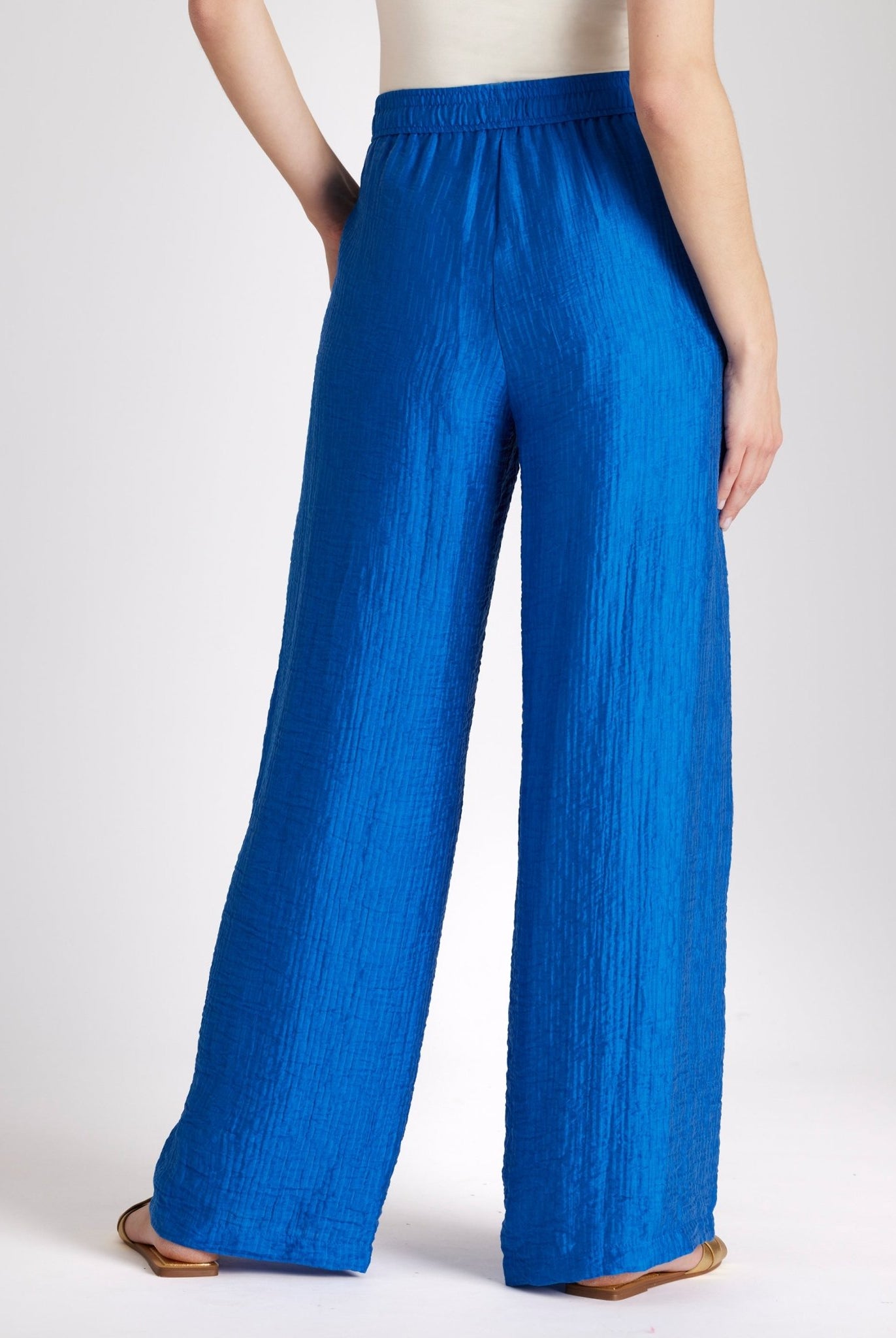 Lange Hose NAJUPI mit Gummibund, seitlichen Eingrifftaschen, weitem Bein und strukturiertem Stoff in Blau