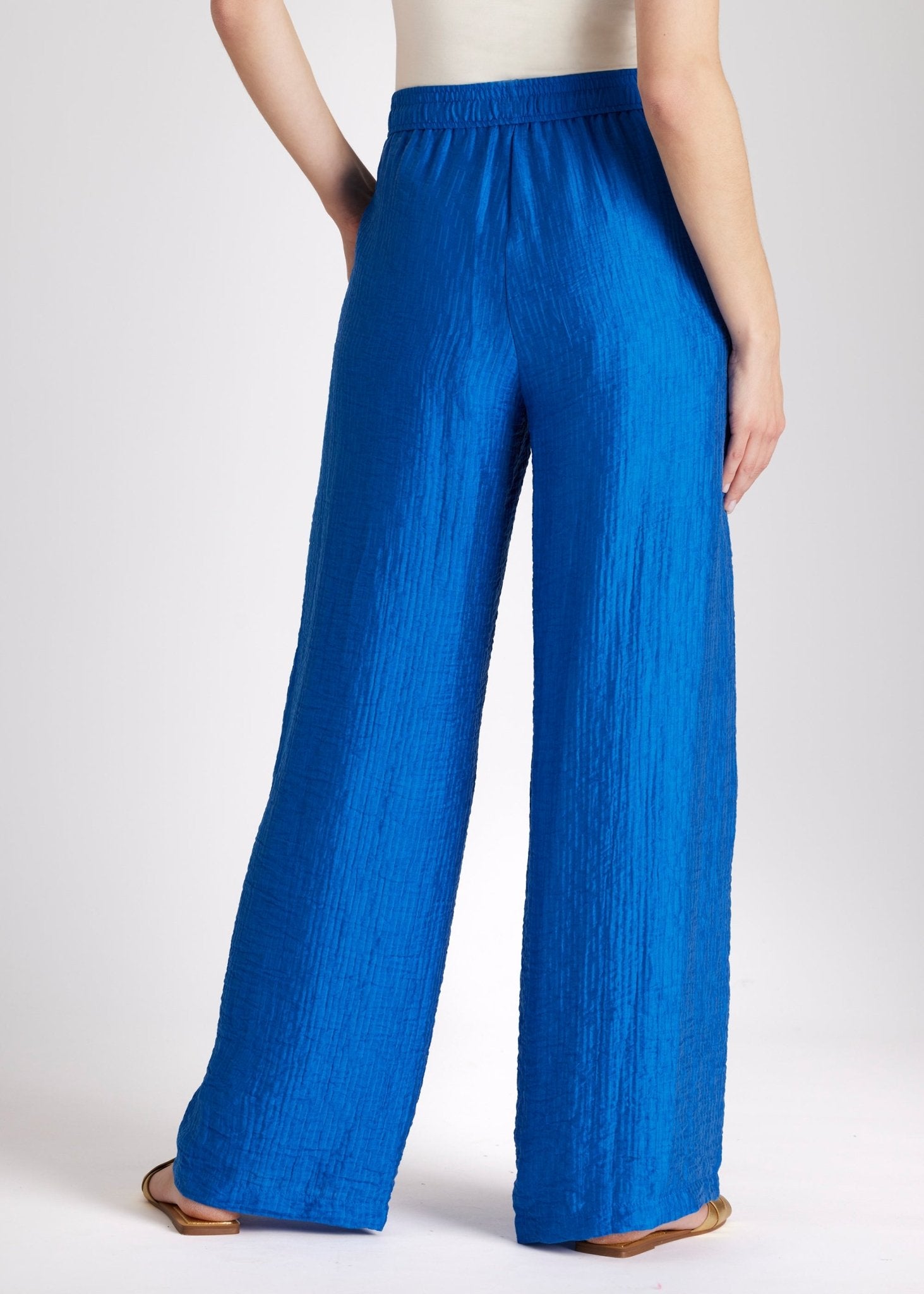 Lange Hose NAJUPI mit Gummibund, seitlichen Eingrifftaschen, weitem Bein und strukturiertem Stoff in Blau