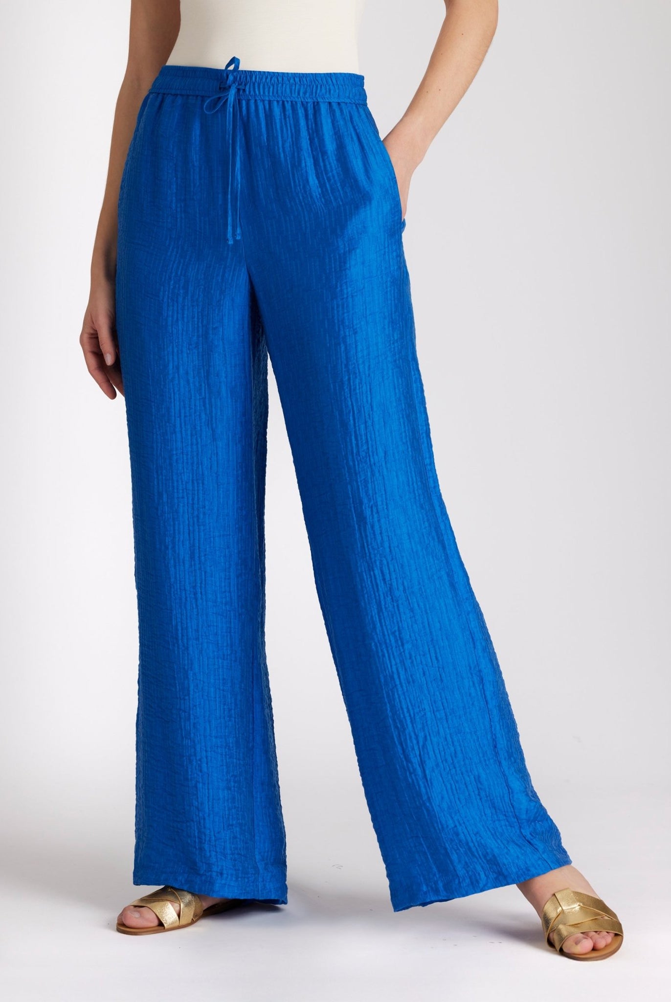 Lange Hose NAJUPI mit Gummibund, seitlichen Eingrifftaschen, weitem Bein und strukturiertem Stoff in Blau