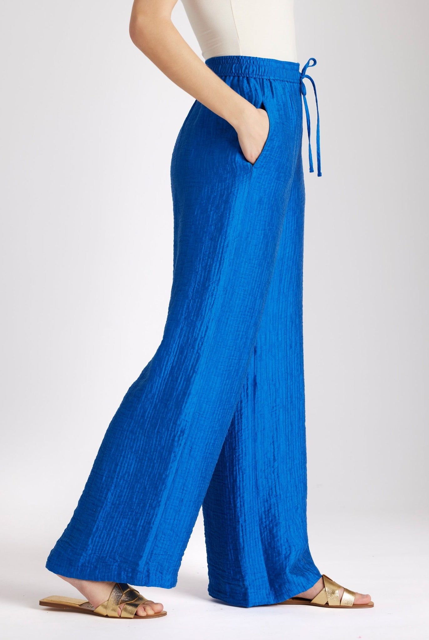 Lange Hose NAJUPI mit Gummibund, seitlichen Eingrifftaschen, weitem Bein und strukturiertem Stoff in Blau