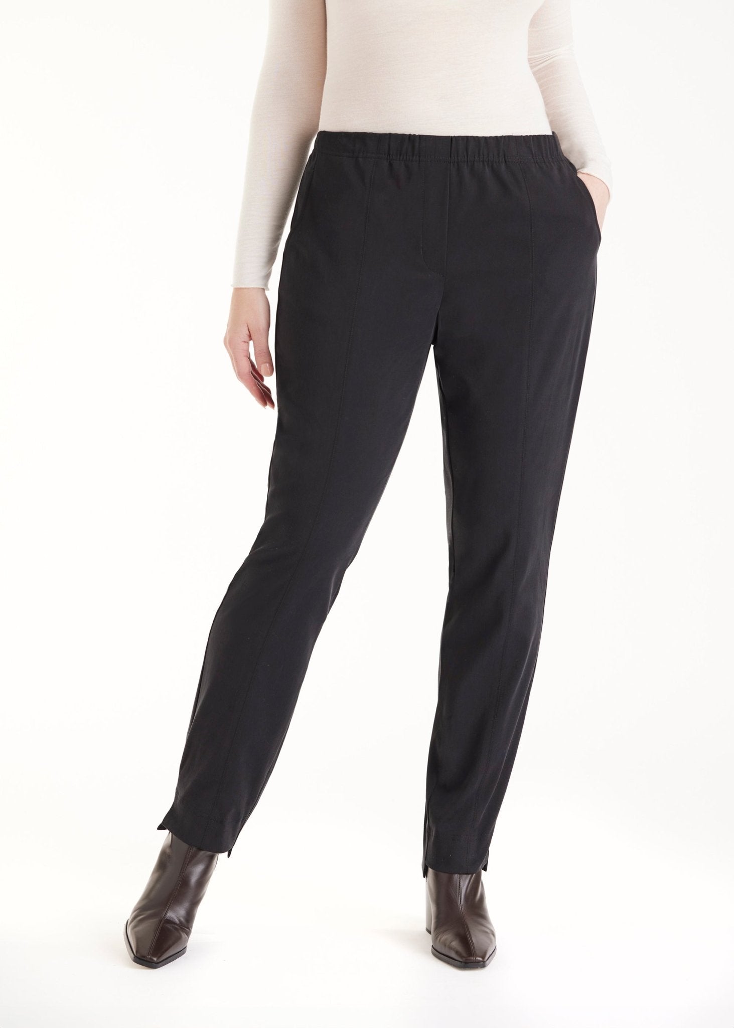 Lange Hose RISTRA mit schmalem Bein und Eingrifftaschen in Schwarz