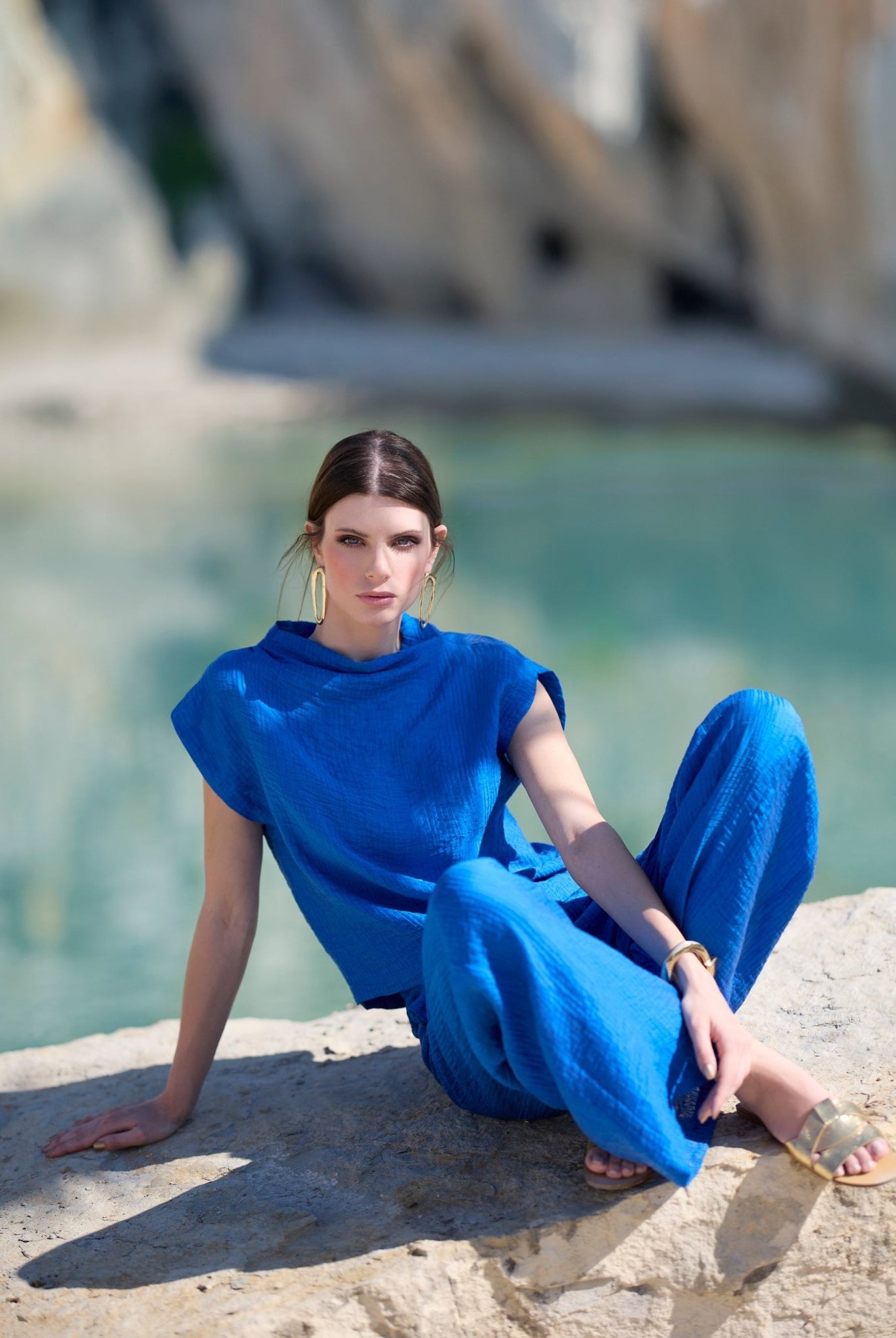 Legere Bluse NATRONI mit raffiniertem Kragen und kurzen Ärmeln in Blau