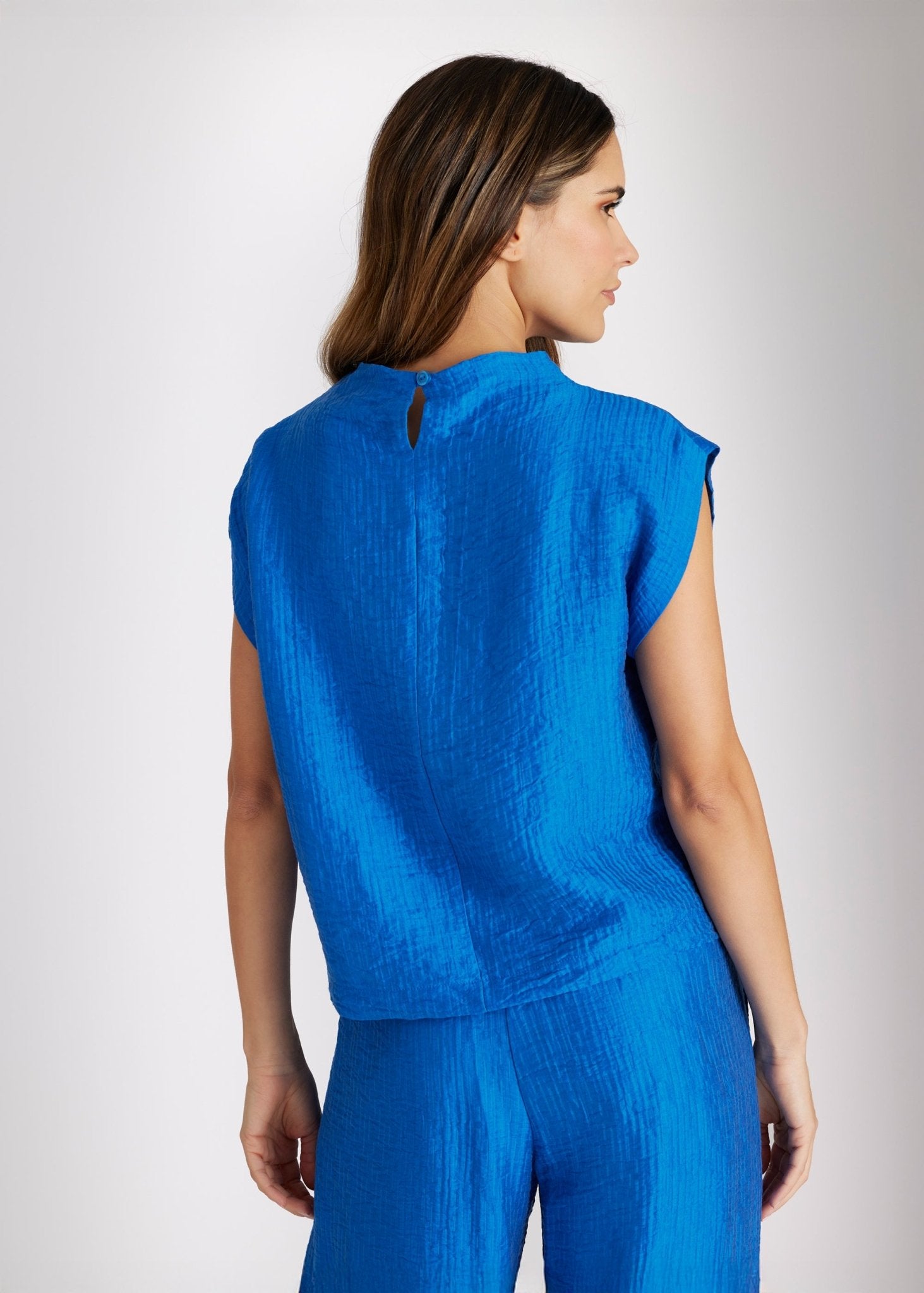 Legere Bluse NATRONI mit raffiniertem Kragen und kurzen Ärmeln in Blau