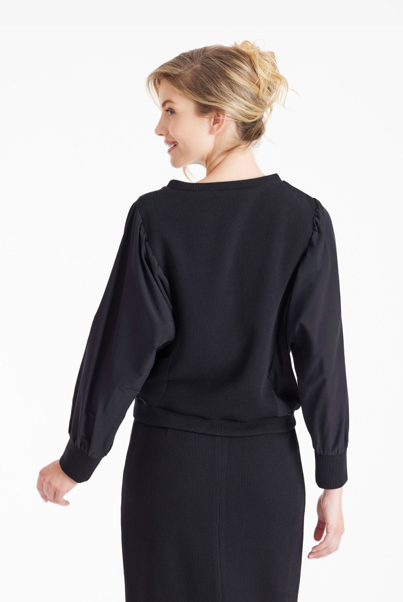 Pullover HOPUI mit Rundhals und langen Armen in Schwarz