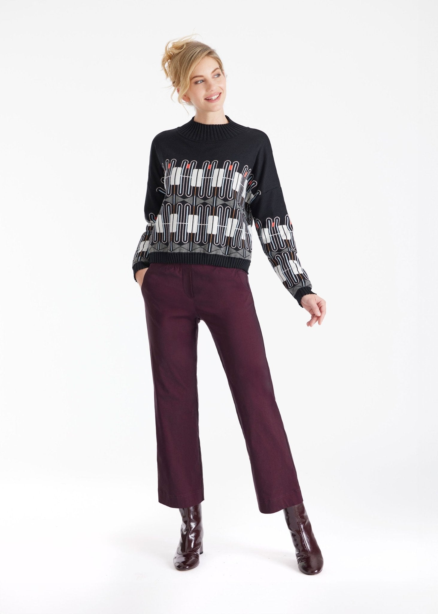 Pullover KIRBO mit Rundhals, langen Armen und geometrischem Muster in Schwarz, Weiß und Orange