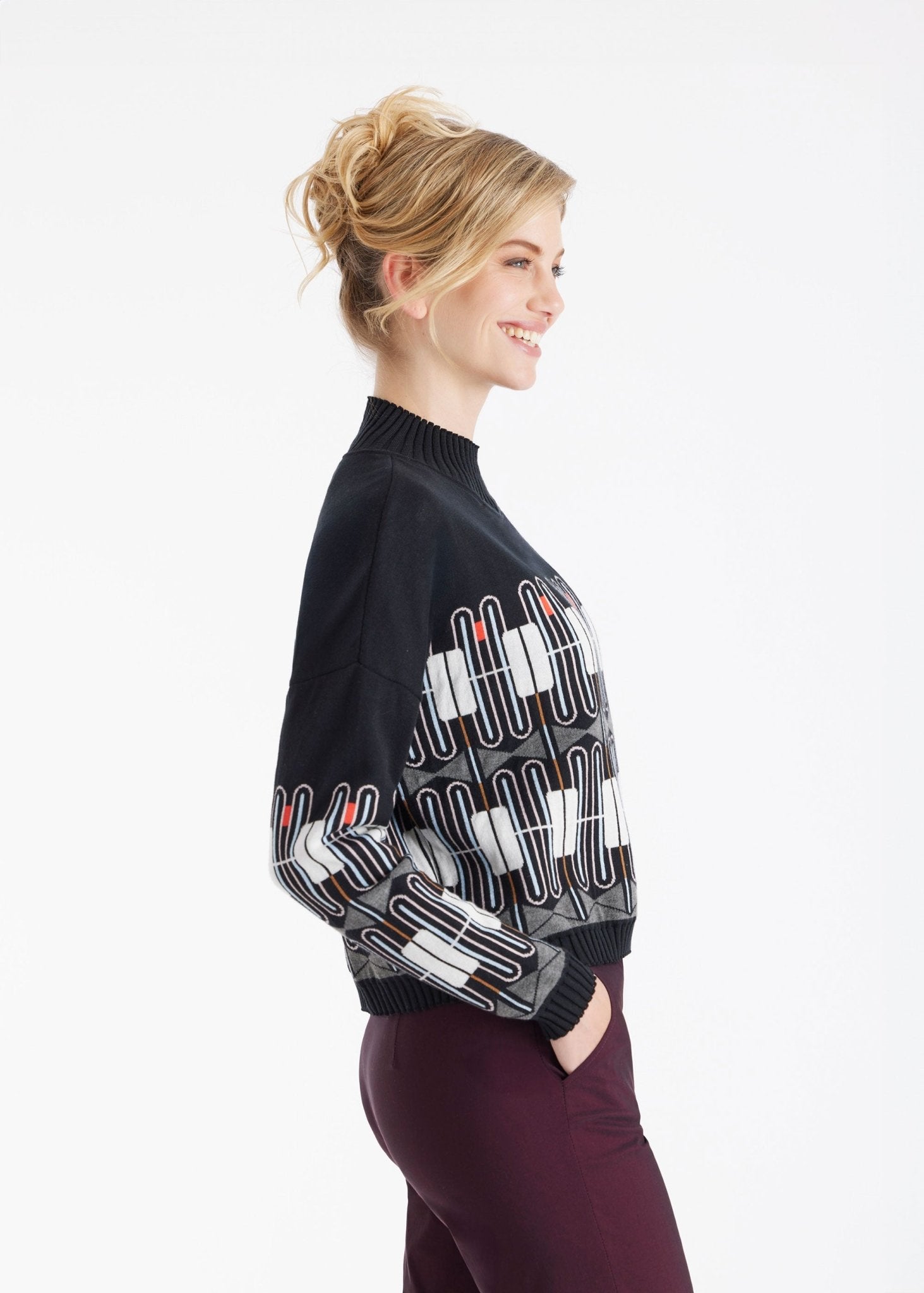 Pullover KIRBO mit Rundhals, langen Armen und geometrischem Muster in Schwarz, Weiß und Orange