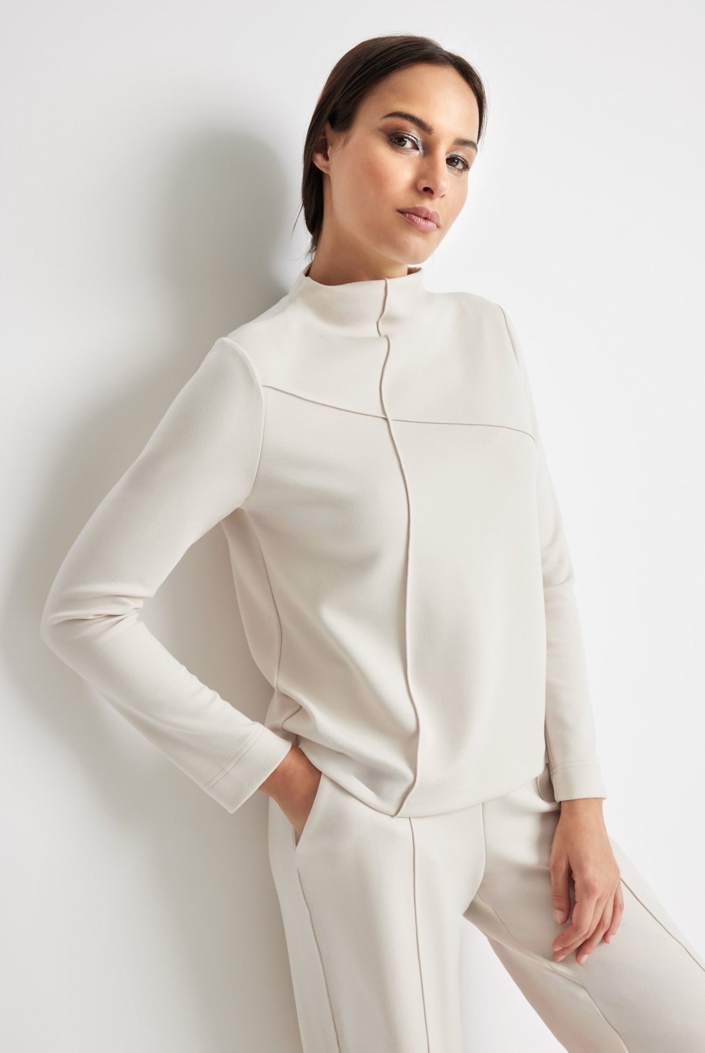 Leichtes Sweatshirt INTRONO mit erhöhtem Kragen, langen Ärmeln und Ziernähten in Beige