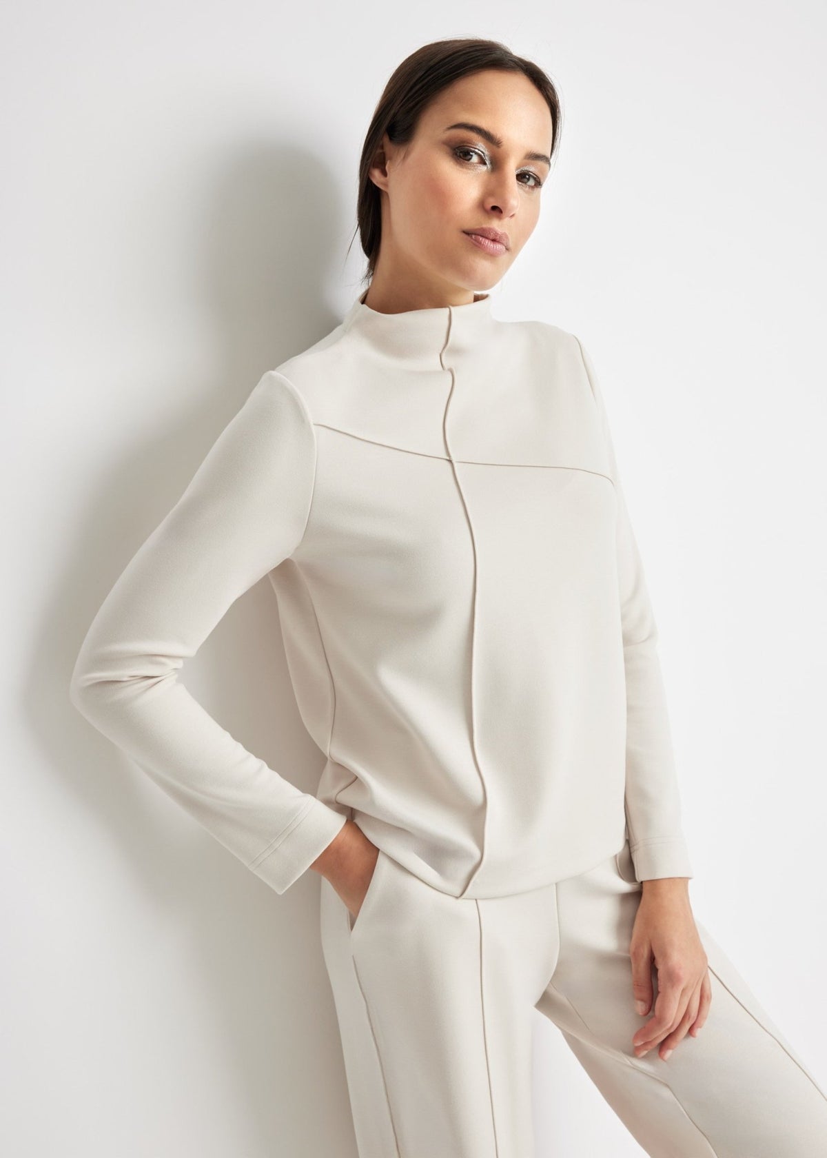 Leichtes Sweatshirt INTRONO mit erhöhtem Kragen, langen Ärmeln und Ziernähten in Beige