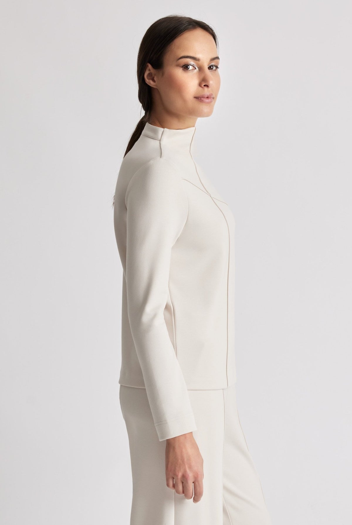 Leichtes Sweatshirt INTRONO mit erhöhtem Kragen, langen Ärmeln und Ziernähten in Beige