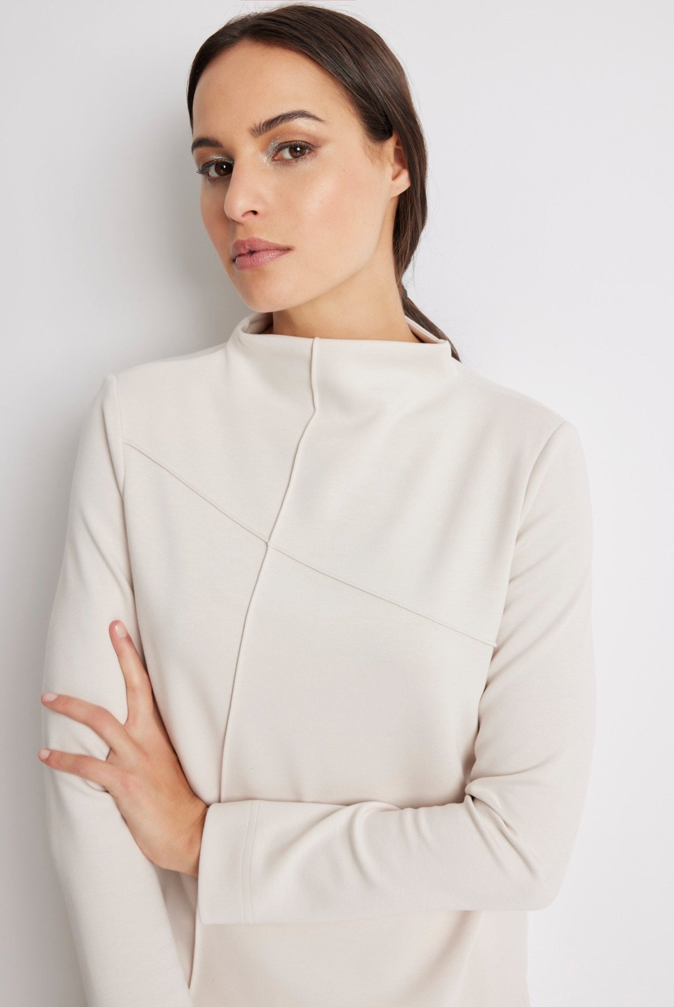 Leichtes Sweatshirt INTRONO mit erhöhtem Kragen, langen Ärmeln und Ziernähten in Beige