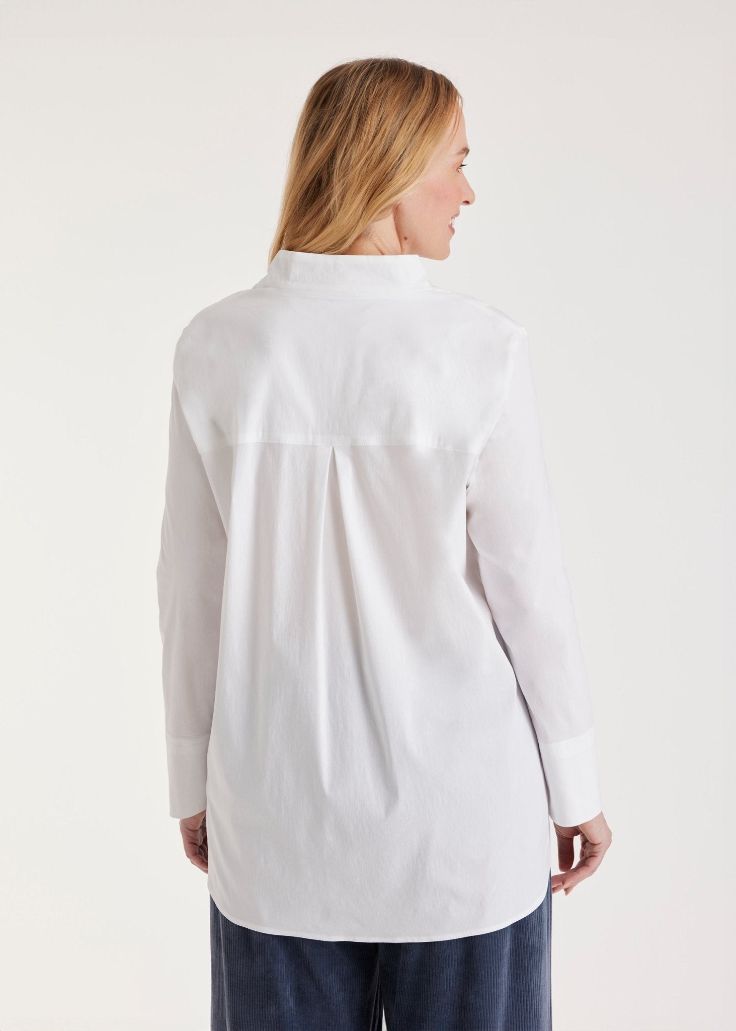 Lange Hemdbluse BABLUE mit kleinem Stehkragen, V-Ausschnitt, langen Armen und Falte vorn in Weiß