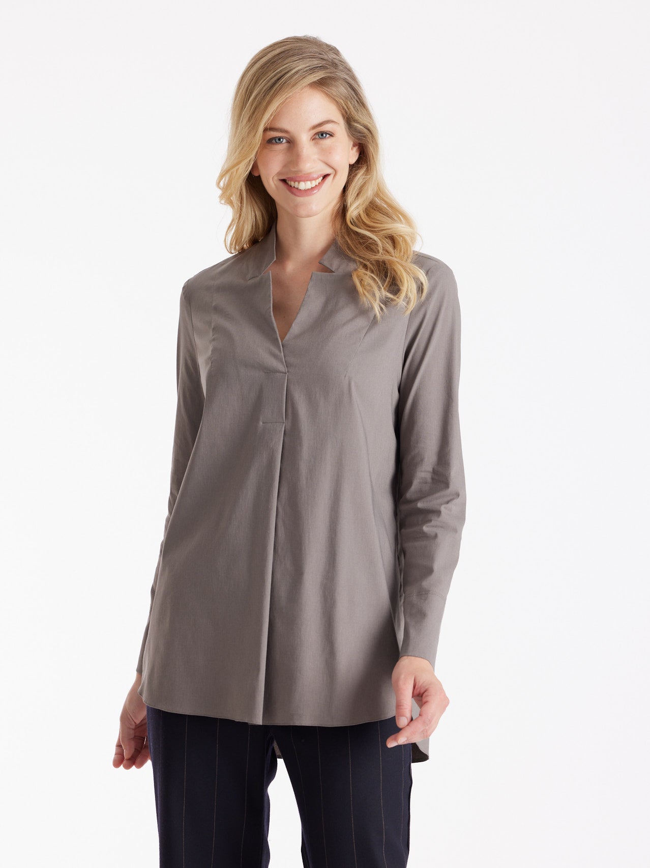 Lange Hemdbluse BABLUE mit kleinem Stehkragen, V-Ausschnitt, langen Armen und Falte vorn in Grau