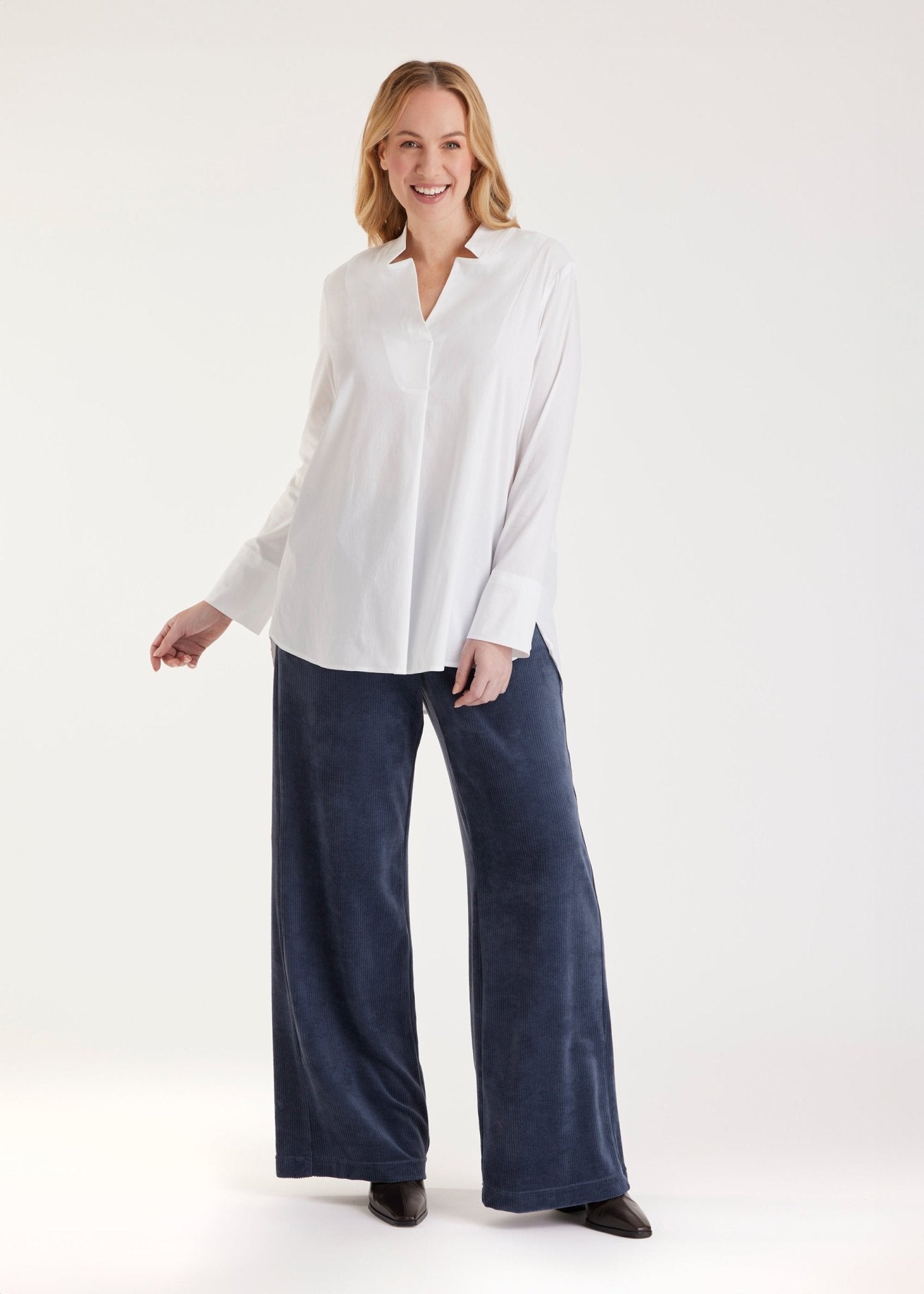 Lange Hemdbluse BABLUE mit kleinem Stehkragen, V-Ausschnitt, langen Armen und Falte vorn in Weiß