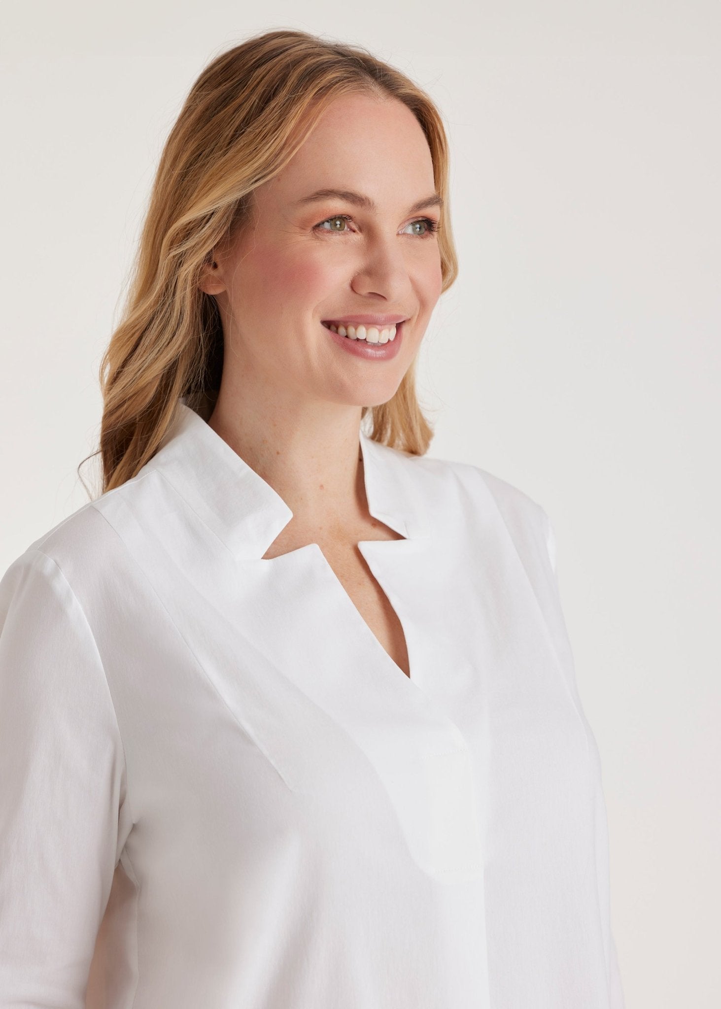 Lange Hemdbluse BABLUE mit kleinem Stehkragen, V-Ausschnitt, langen Armen und Falte vorn in Weiß