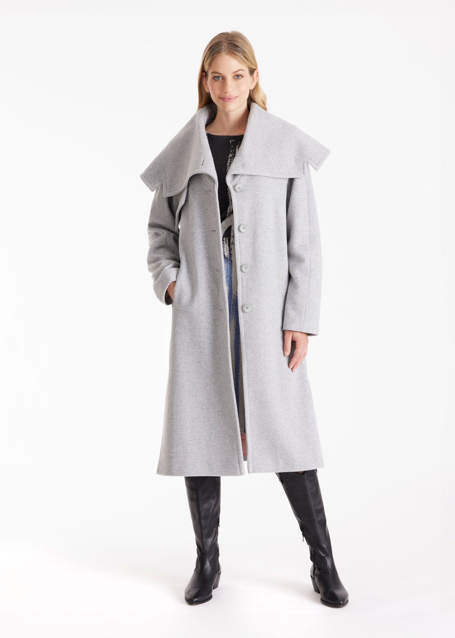 Langer Mantel XANTHIS mit großem Kragen, Knopfleiste und Bindegürtel in Hellgrau