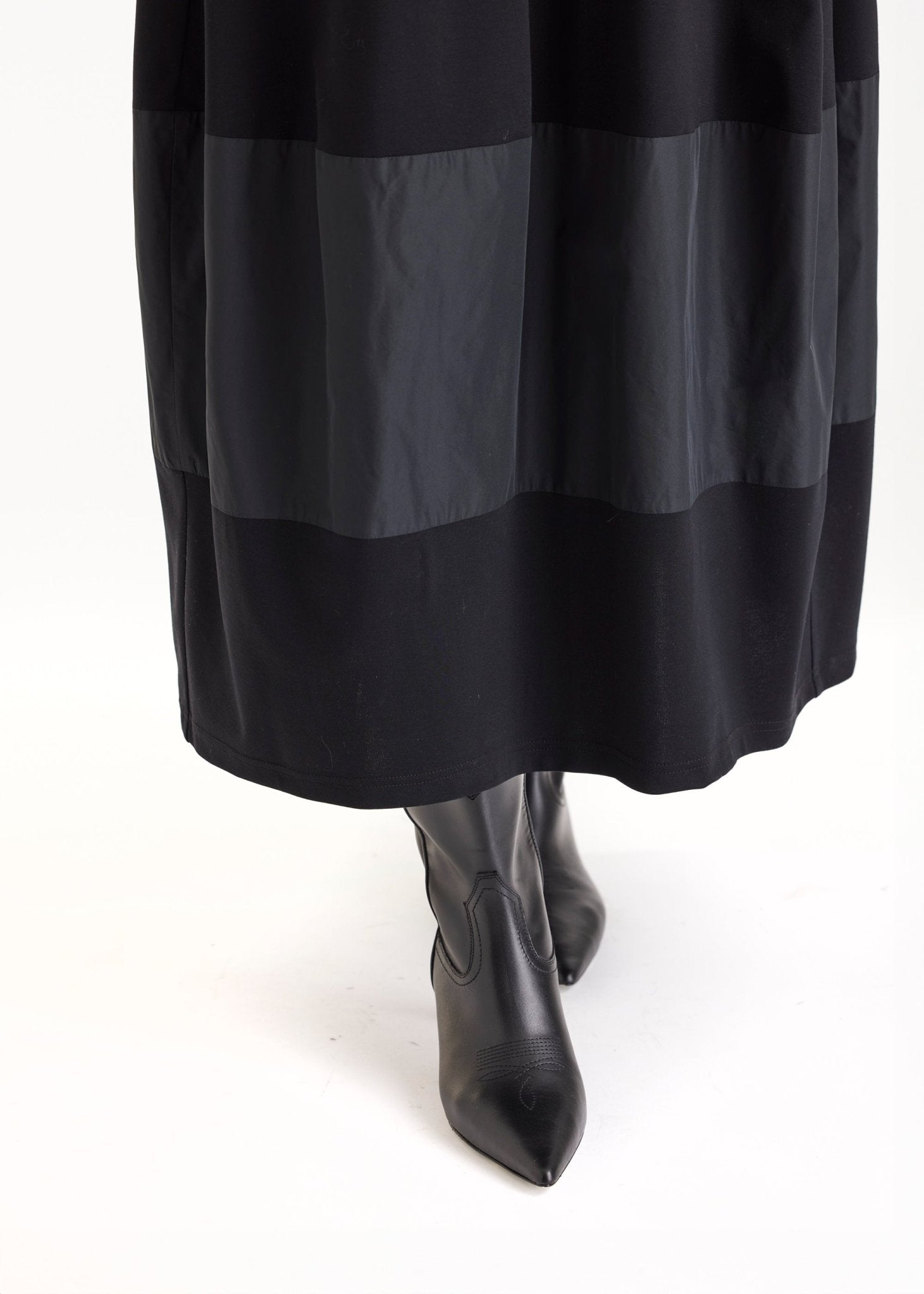 Kleid GIROBO in Midi-Länge mit Stehkragen, langen Armen und leichter O-Form in Schwarz