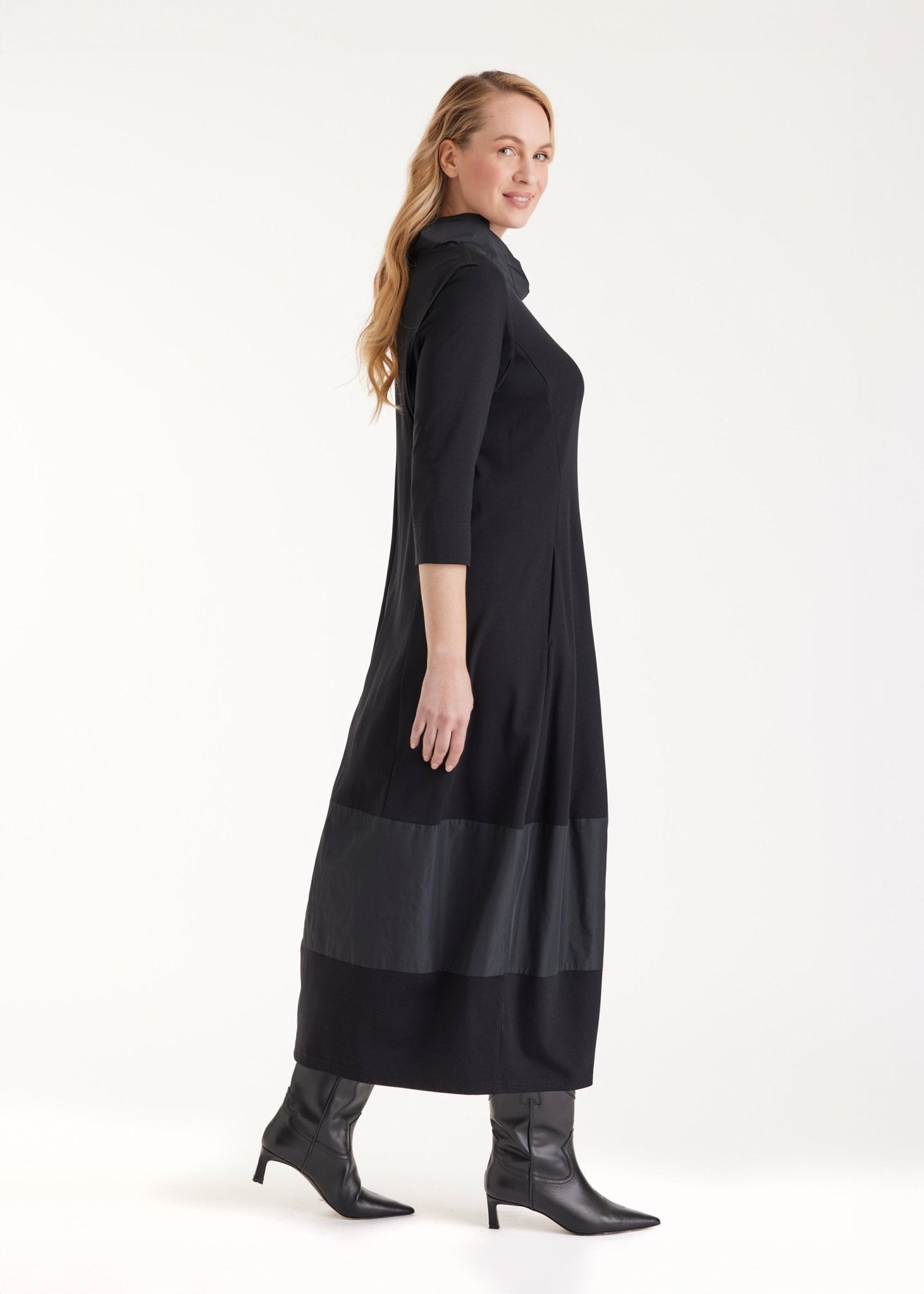 Kleid GIROBO in Midi-Länge mit Stehkragen, langen Armen und leichter O-Form in Schwarz