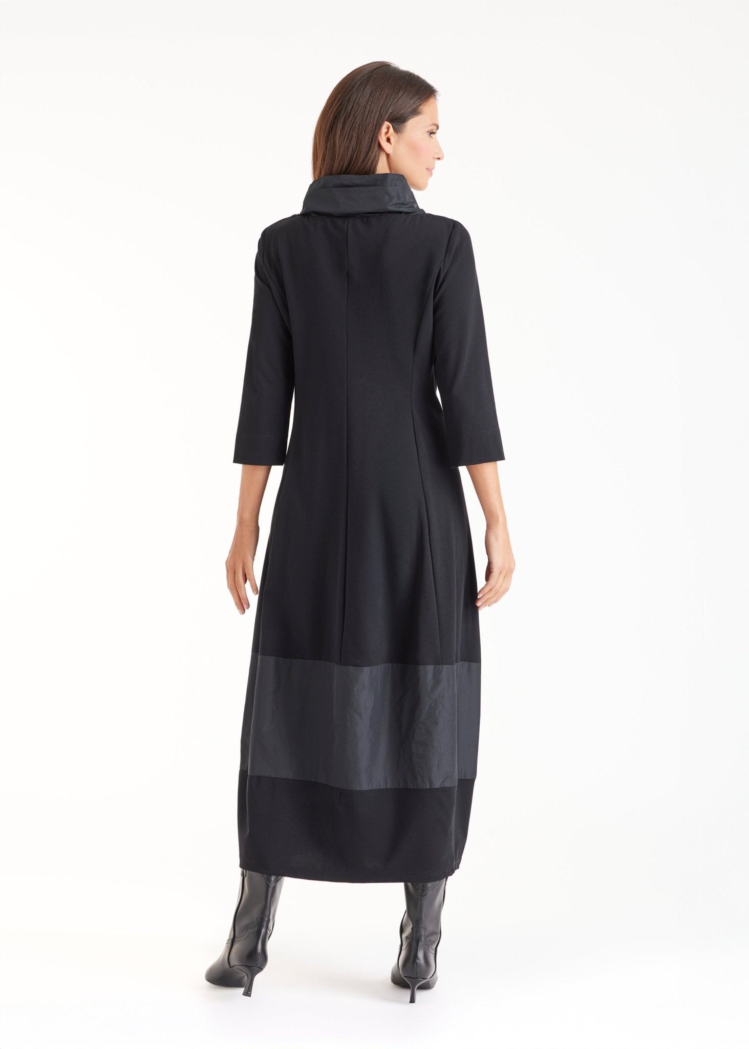 Kleid GIROBO in Midi-Länge mit Stehkragen, langen Armen und leichter O-Form in Schwarz