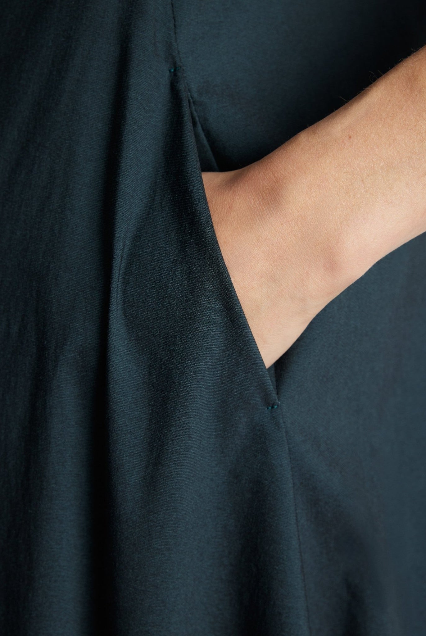 Midi-Kleid JAROBO aus Viskose-Mix mit leichter O-Form - FOX'S-Fashion