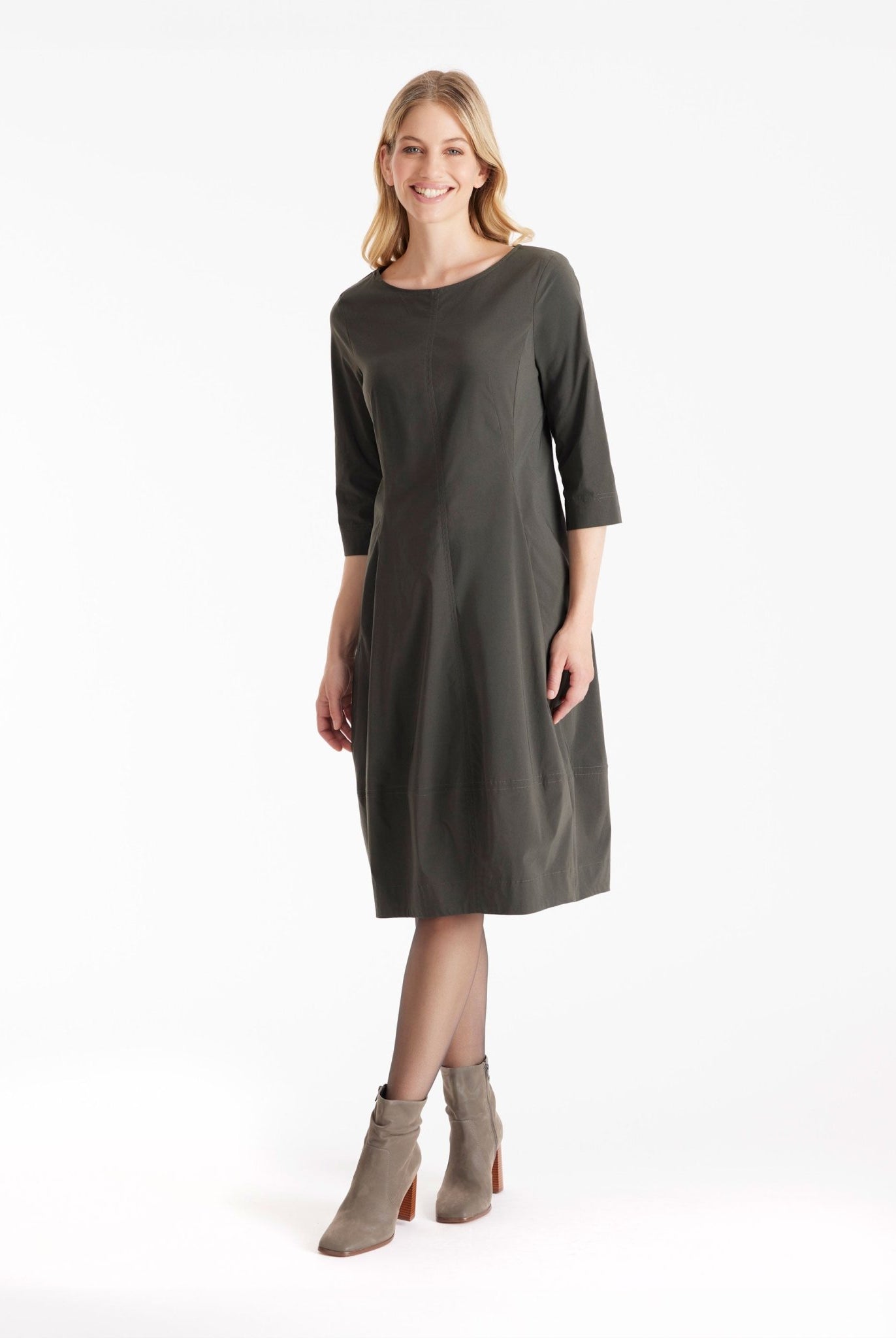 Kleid JABORO in Midi-Länge mit Rundhals, 3/4-Armen und leichter O-Form in Khakigrün