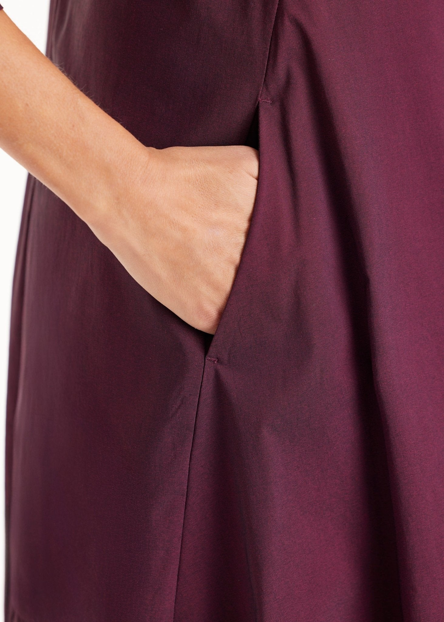 Kleid JABORO in Midi-Länge mit Rundhals, 3/4-Armen und leichter O-Form in Dunkelrot