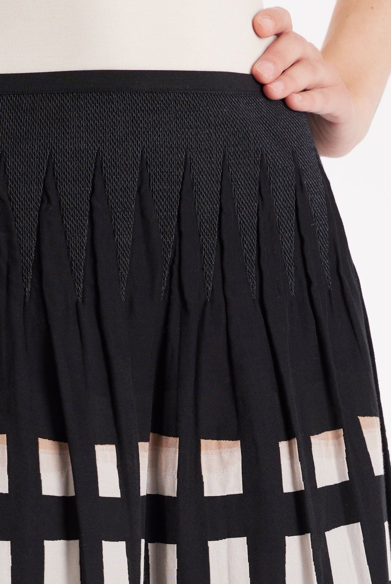 Ausgestellter Rock LONGERO-W in Midi-Länge mit Gummibund und Karomuster in Schwarz und Weiß