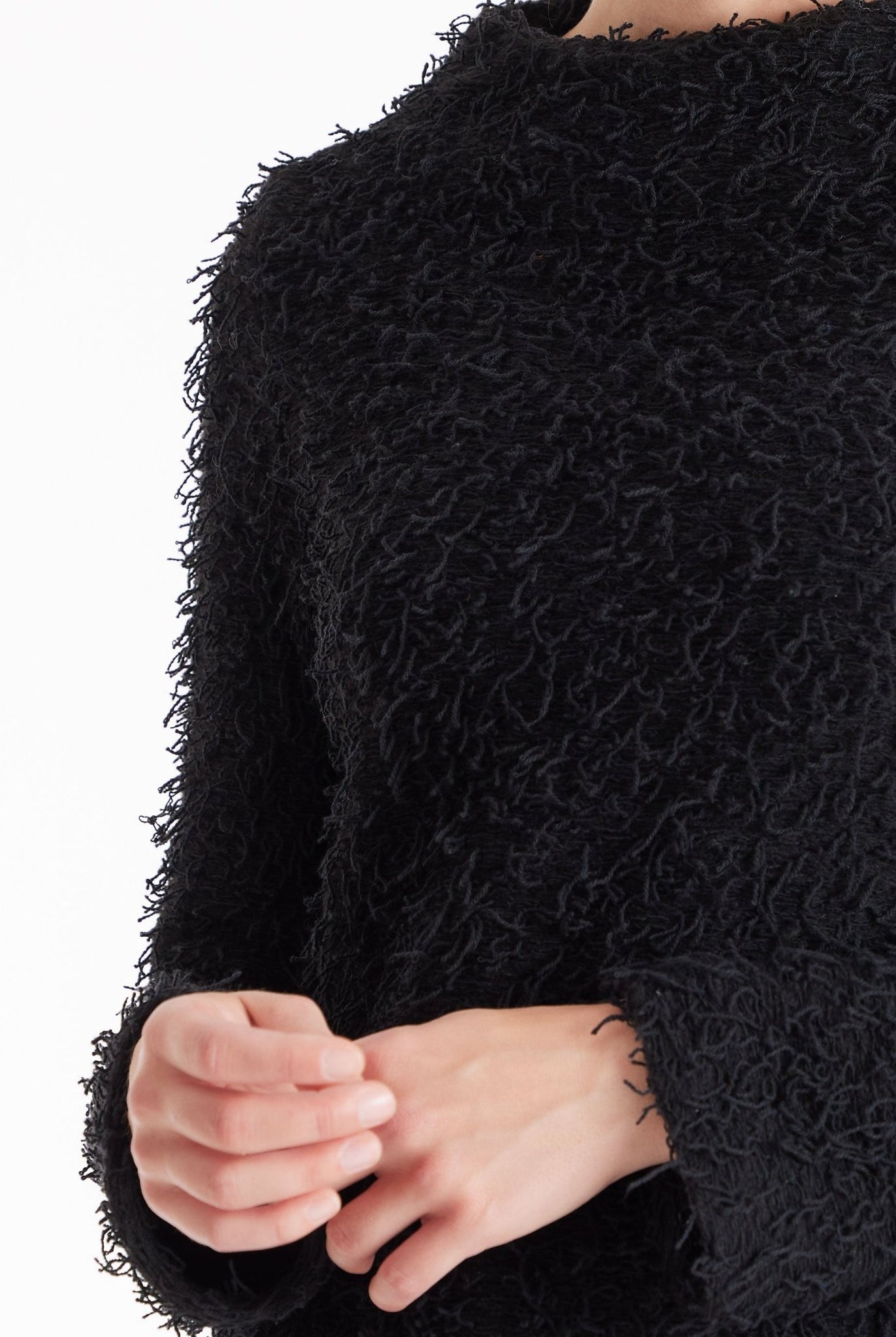 Pullover GADUNI mit hohem Rundhals und langen Armen in Fransen-Optik in Schwarz