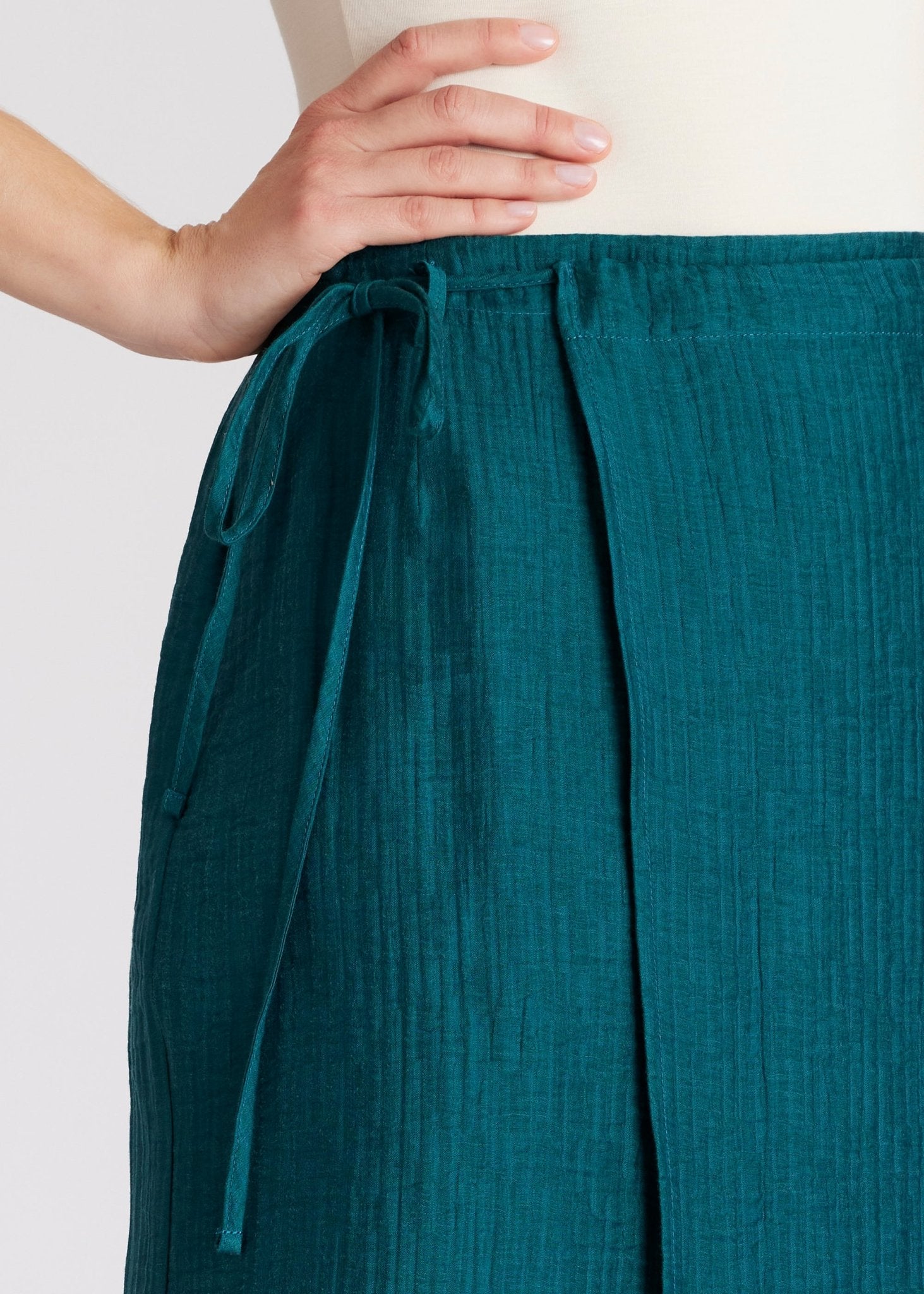 Midi-Rock NAWIKORO in Wickeloptik mit Bindetail und schmaler Form in Dunkelgrün