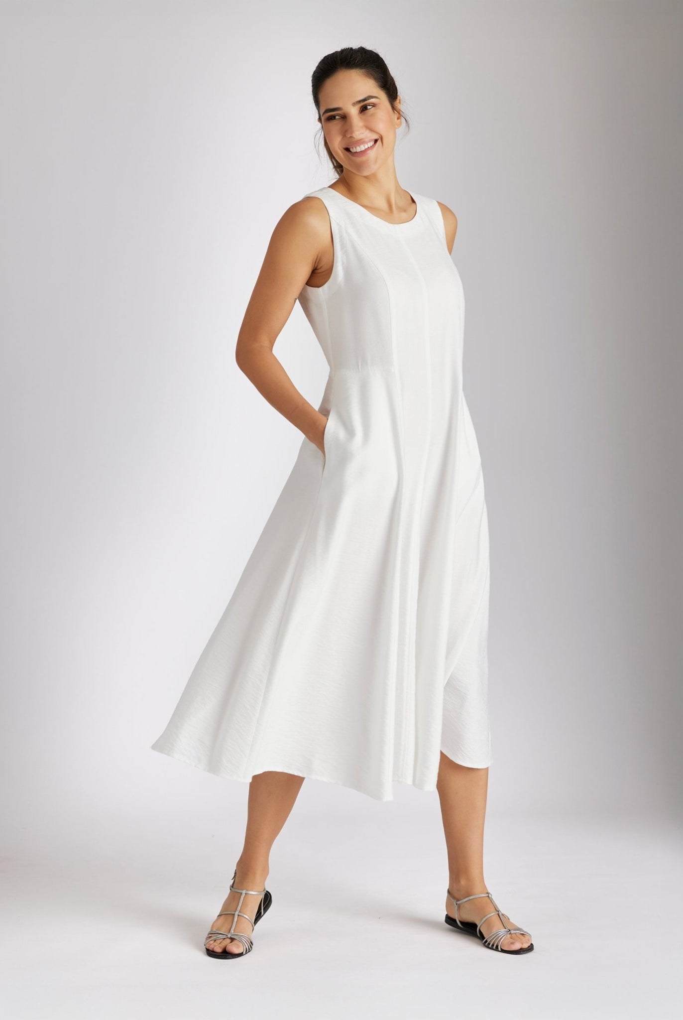 Ärmelloses Midi-Kleid NOWINA mit Rundhalsausschnitt und weitem Rock in Weiß