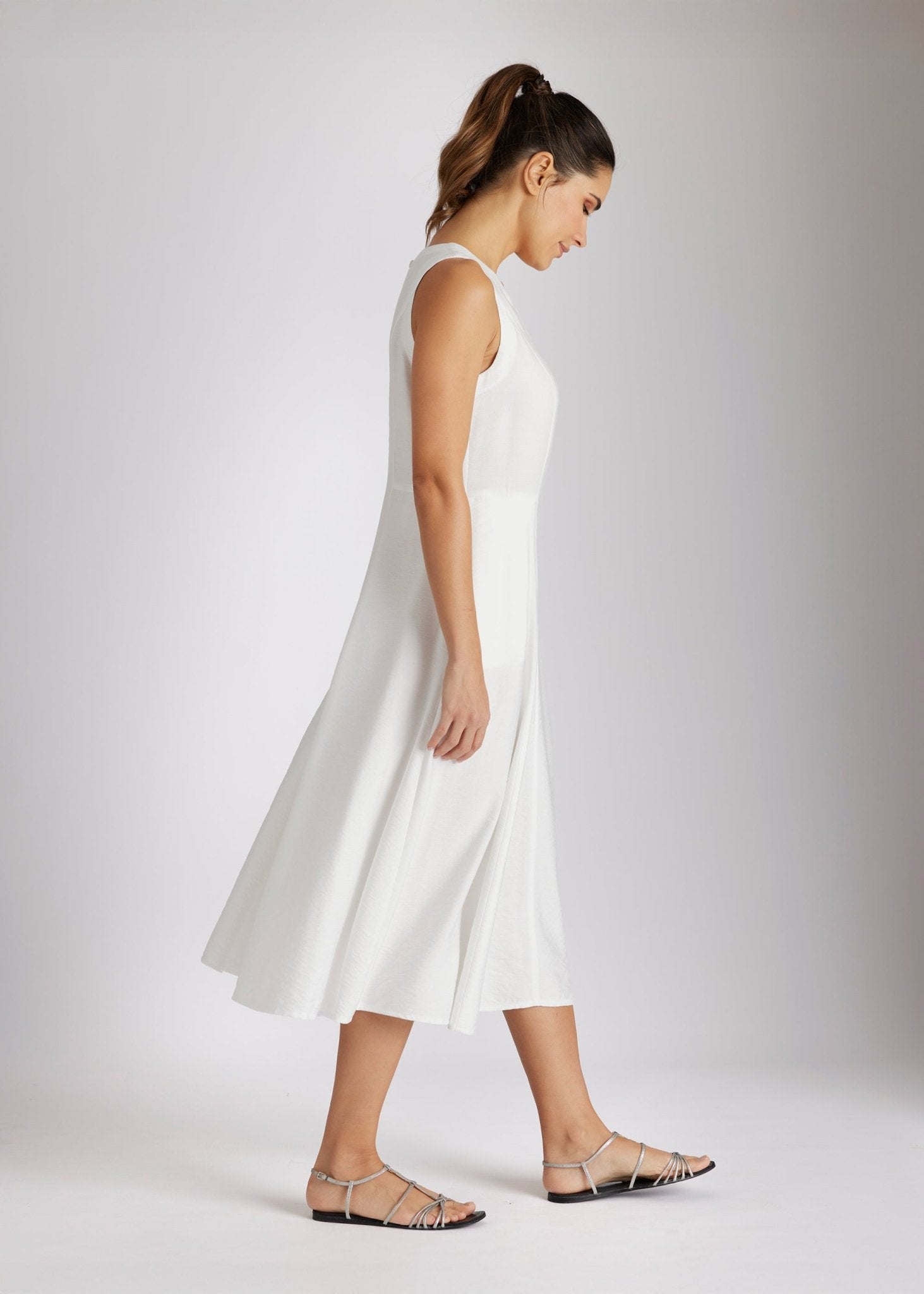 Ärmelloses Midi-Kleid NOWINA mit Rundhalsausschnitt und weitem Rock in Weiß