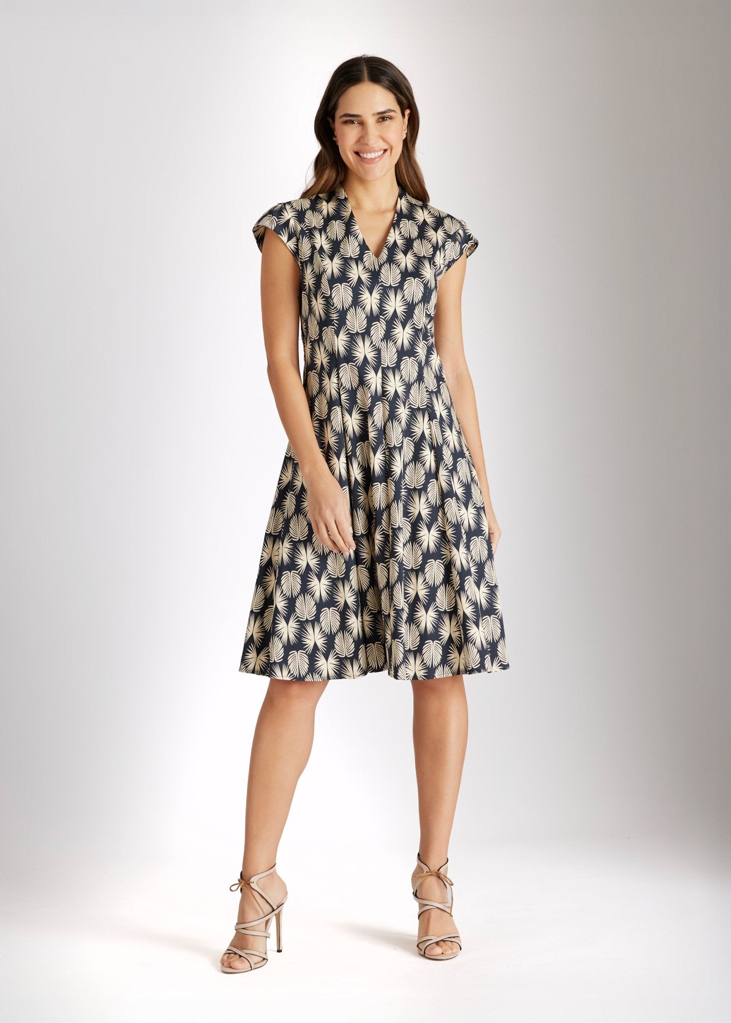 Knielanges Kleid DYVIA mit V-Ausschnitt, kurzen Ärmeln und Print mit taillierter Form in Schwarz und Weiß