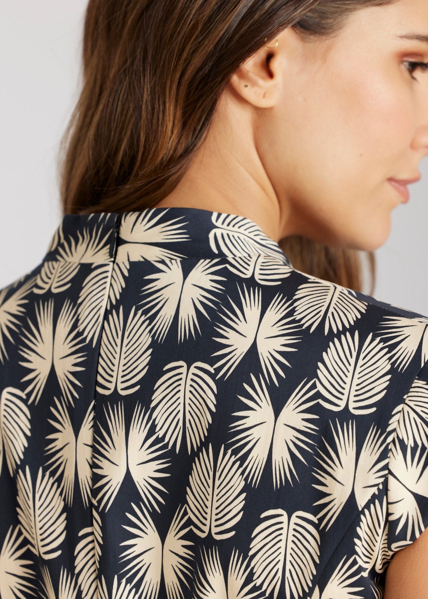 Knielanges Kleid DYVIA mit V-Ausschnitt, kurzen Ärmeln und Print mit taillierter Form in Schwarz und Weiß