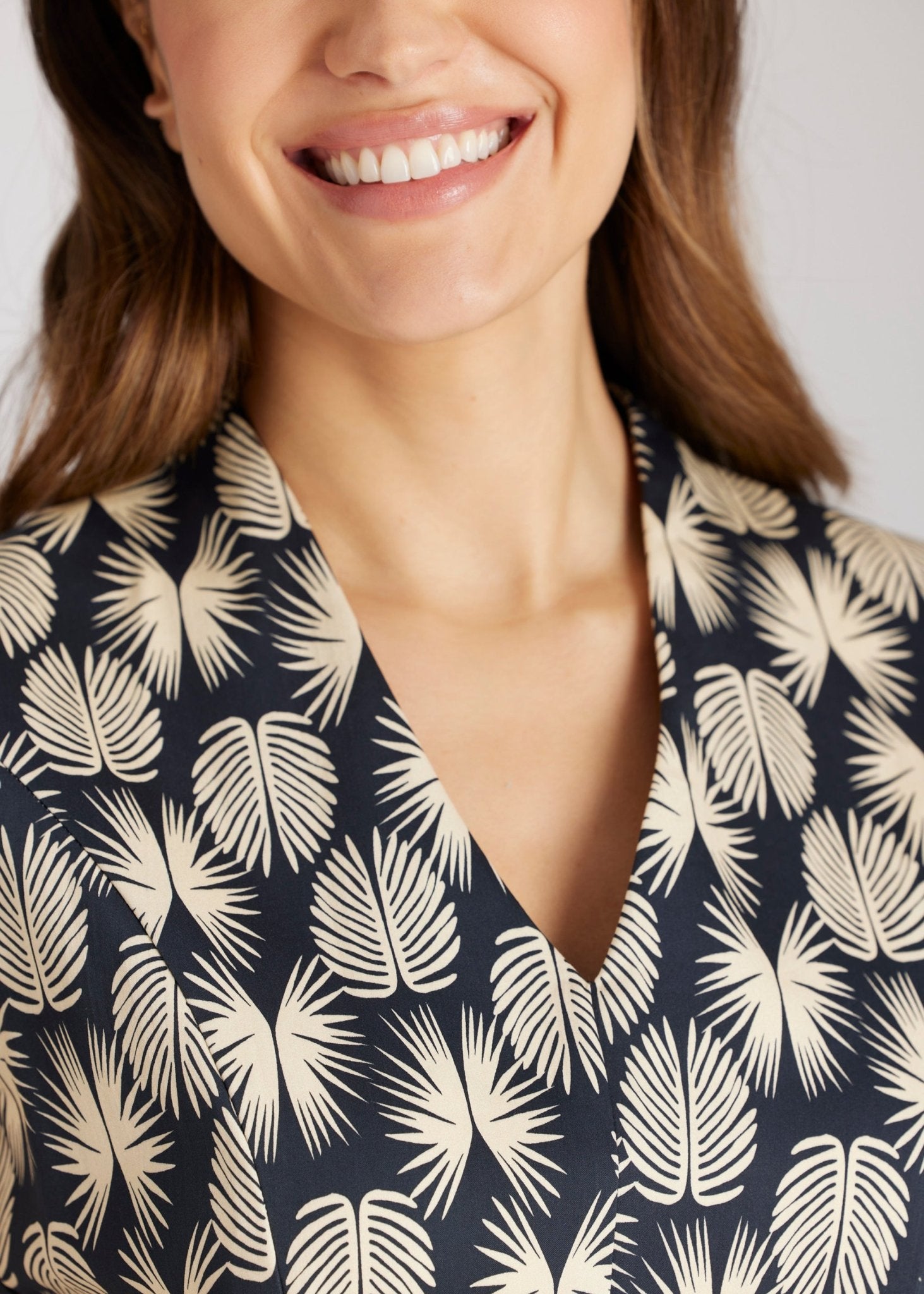 Knielanges Kleid DYVIA mit V-Ausschnitt, kurzen Ärmeln und Print mit taillierter Form in Schwarz und Weiß