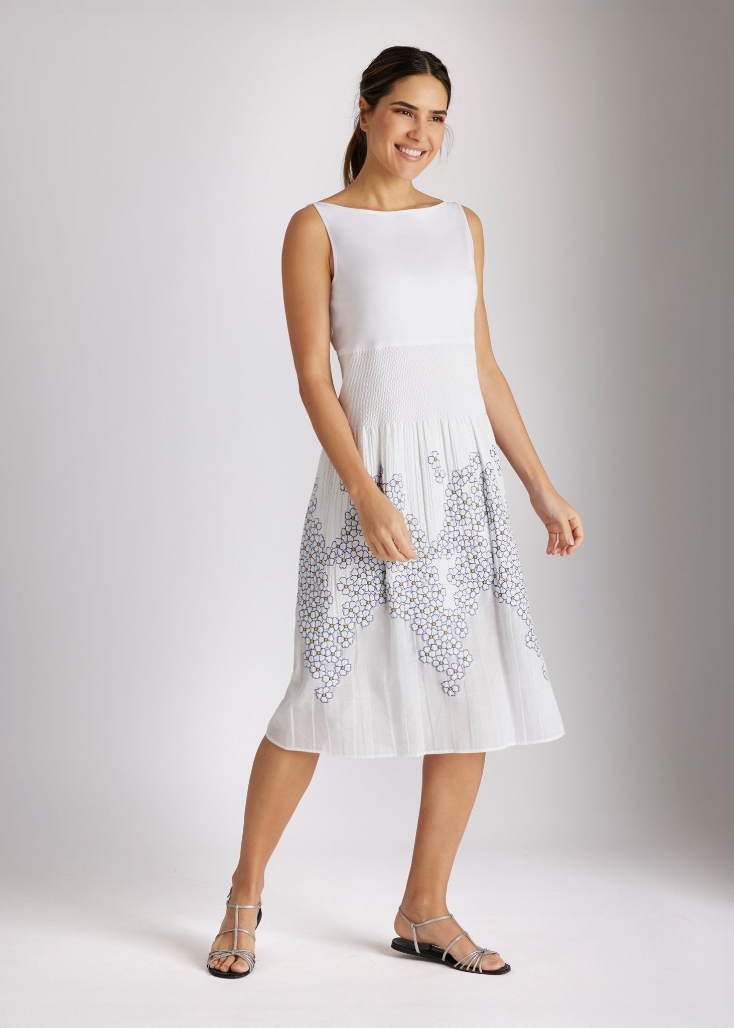 Tailliertes, knielanges Kleid LIMUK mit U-Boot-Ausschnitt und ohne Ärmel in Weiß mit Blumenmuster