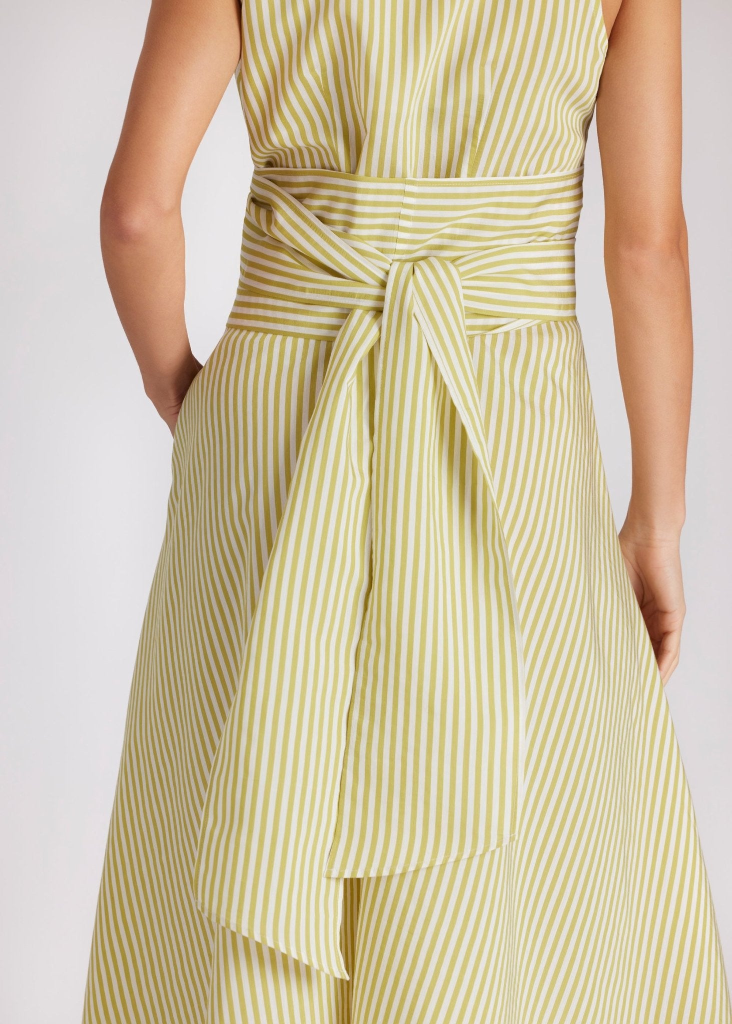 Ärmelloses Midi-Kleid GUANOTA mit V-Ausschnitt, Kragen und Bindegürtel in gelb-weiß gestreift