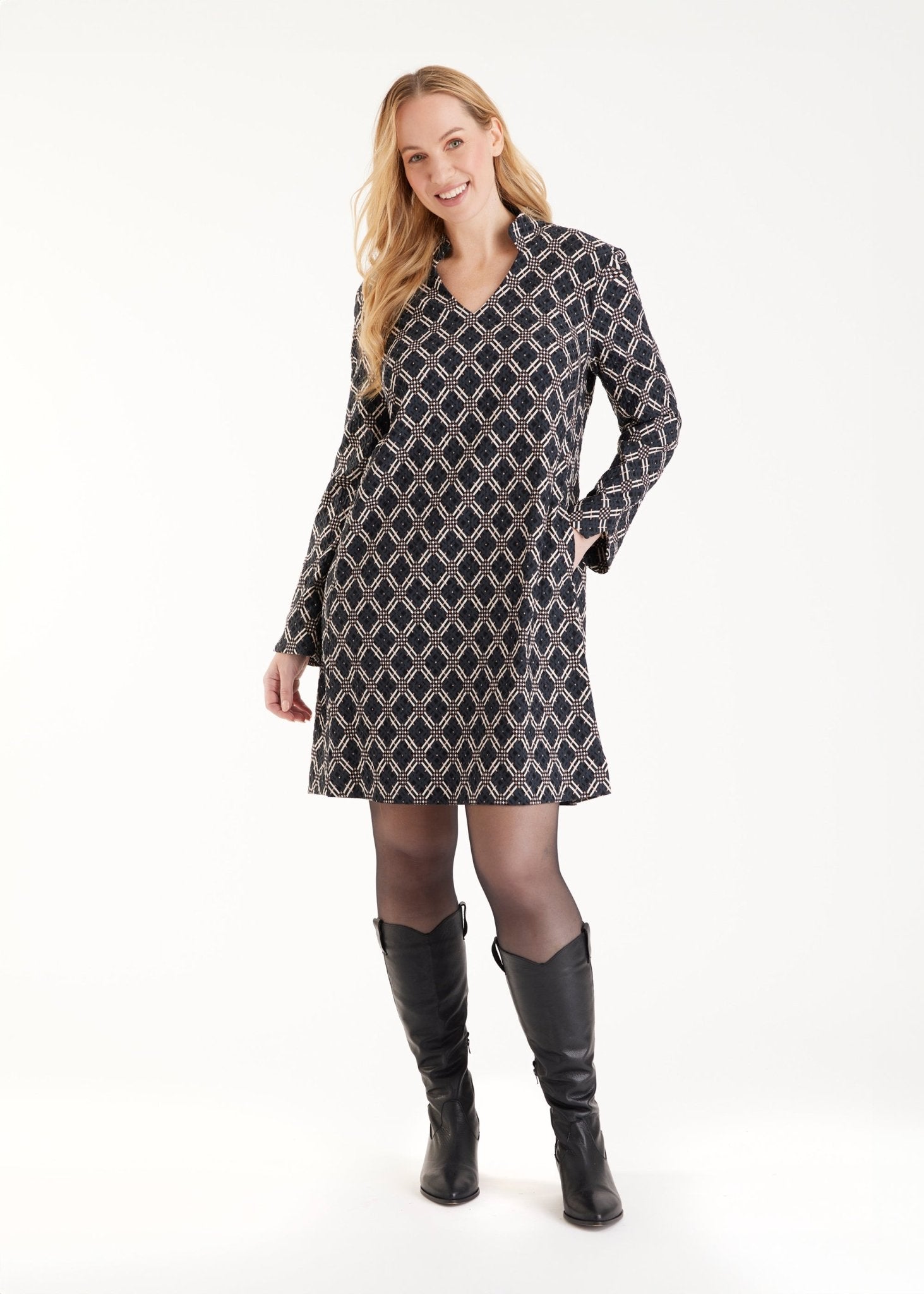 Tunika ELONYA mit V-Ausschnitt, langen Armen und geometrischem Muster in Schwarz und Weiß