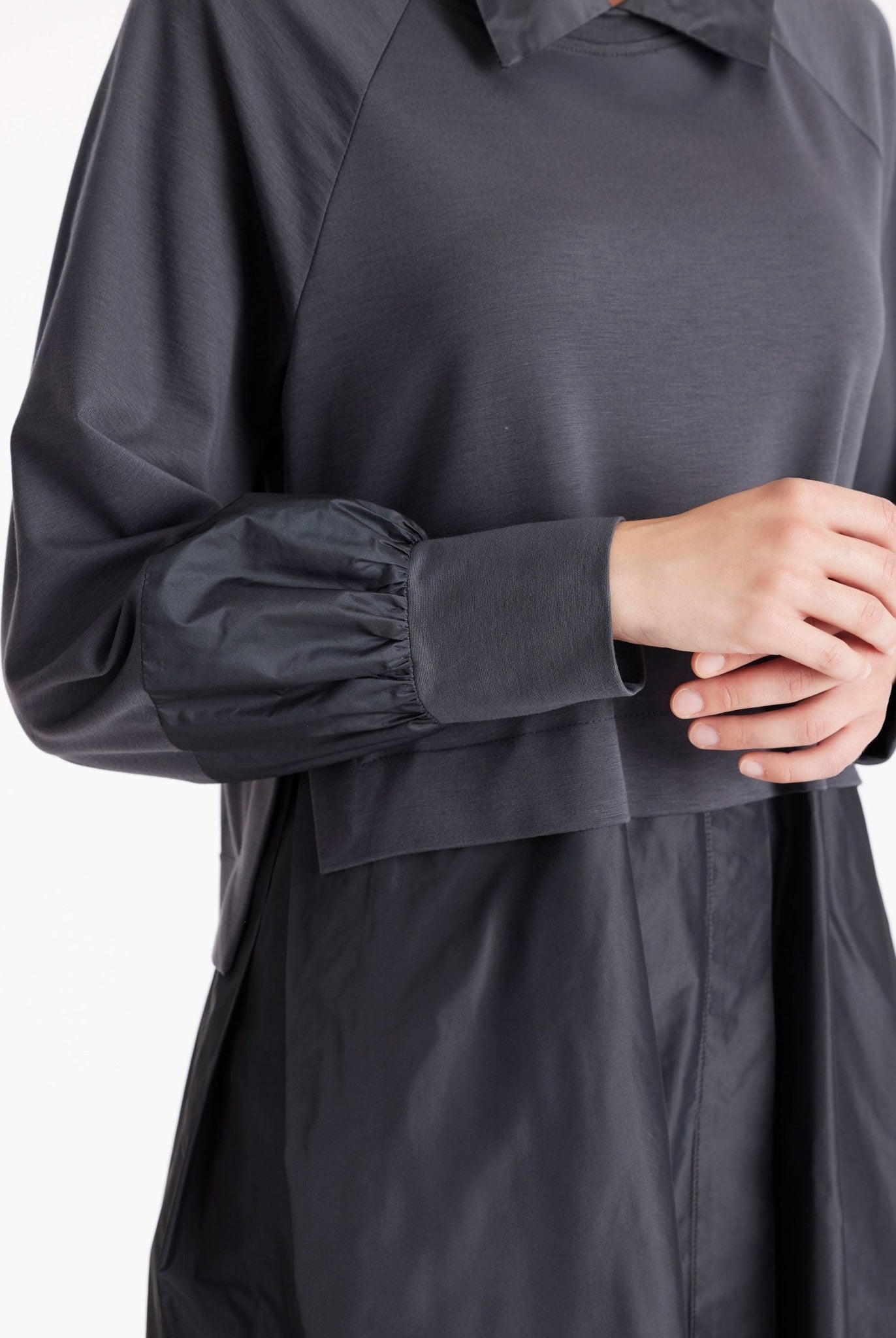 Tunika GUNIKA mit gerafften Stehkragen, langen Armen und Oberteil im Patch in Grau