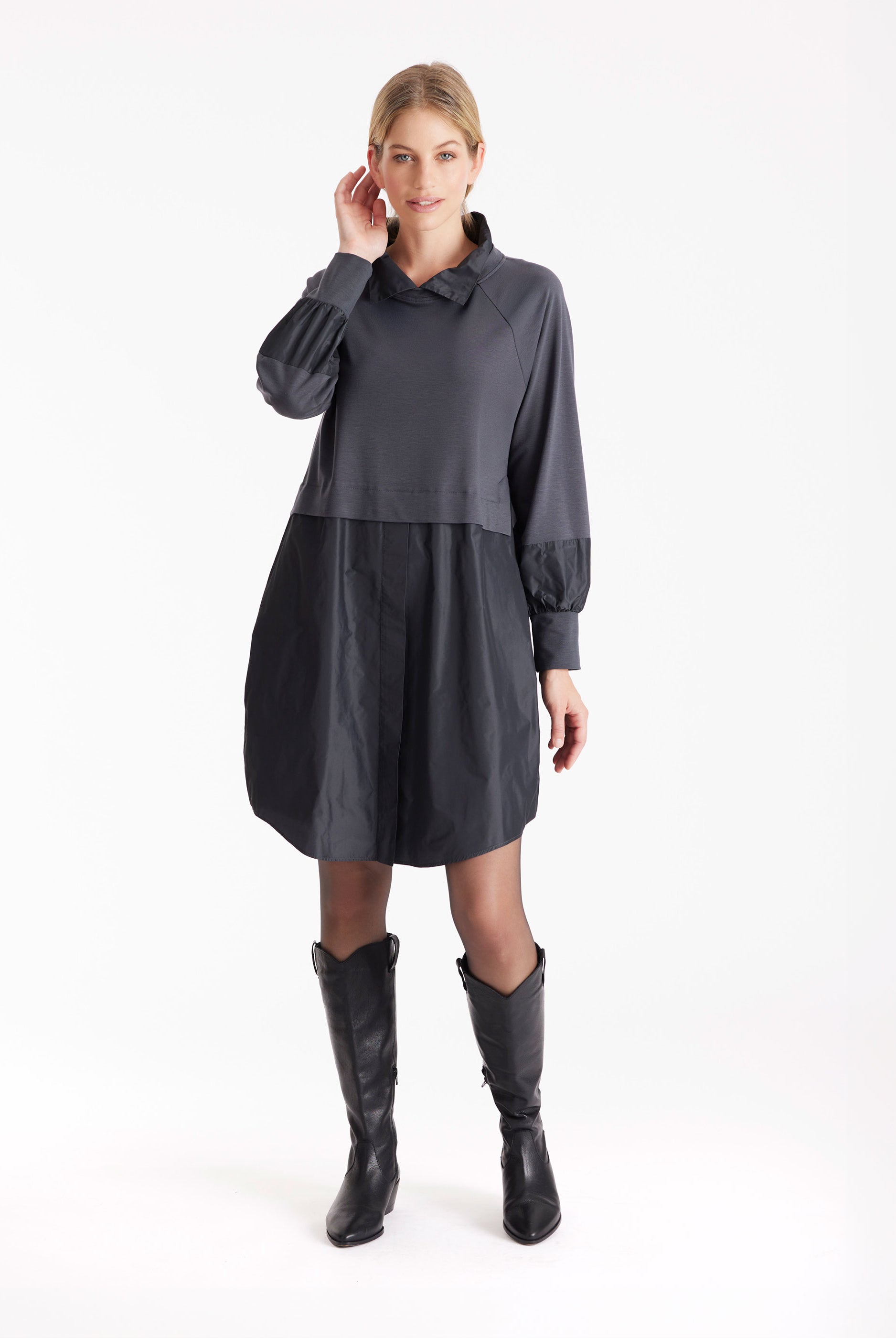 Tunika GUNIKA mit gerafften Stehkragen, langen Armen und Oberteil im Patch in Grau