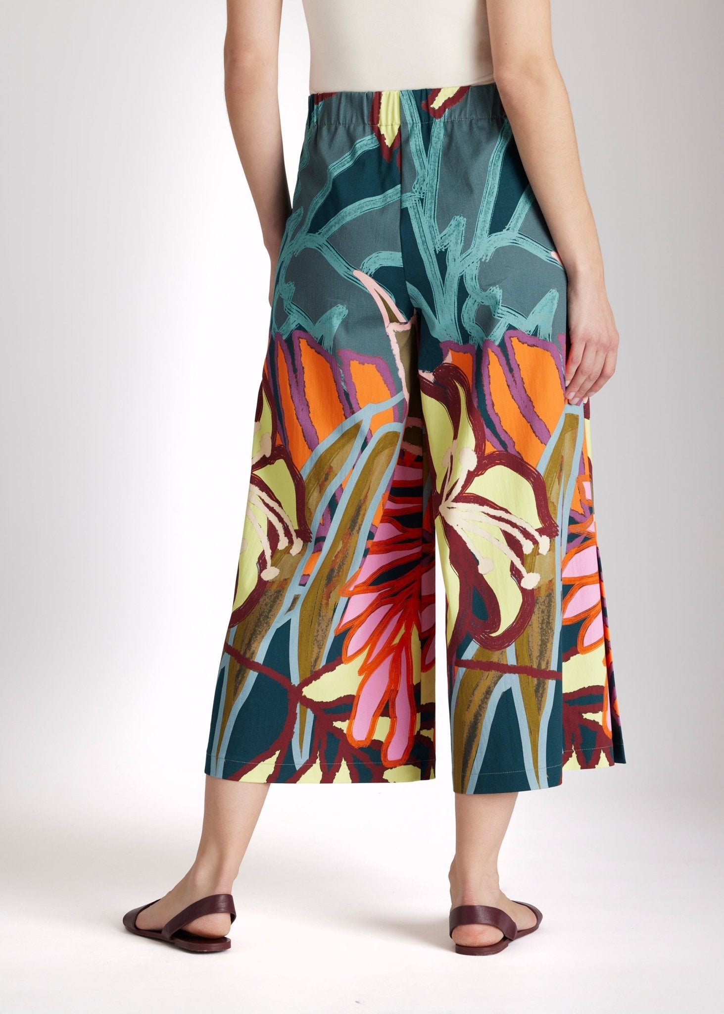 Culotte DUKANA mit weitem Bein in 7/8-Länge und mehrfarbigem, floralem Print