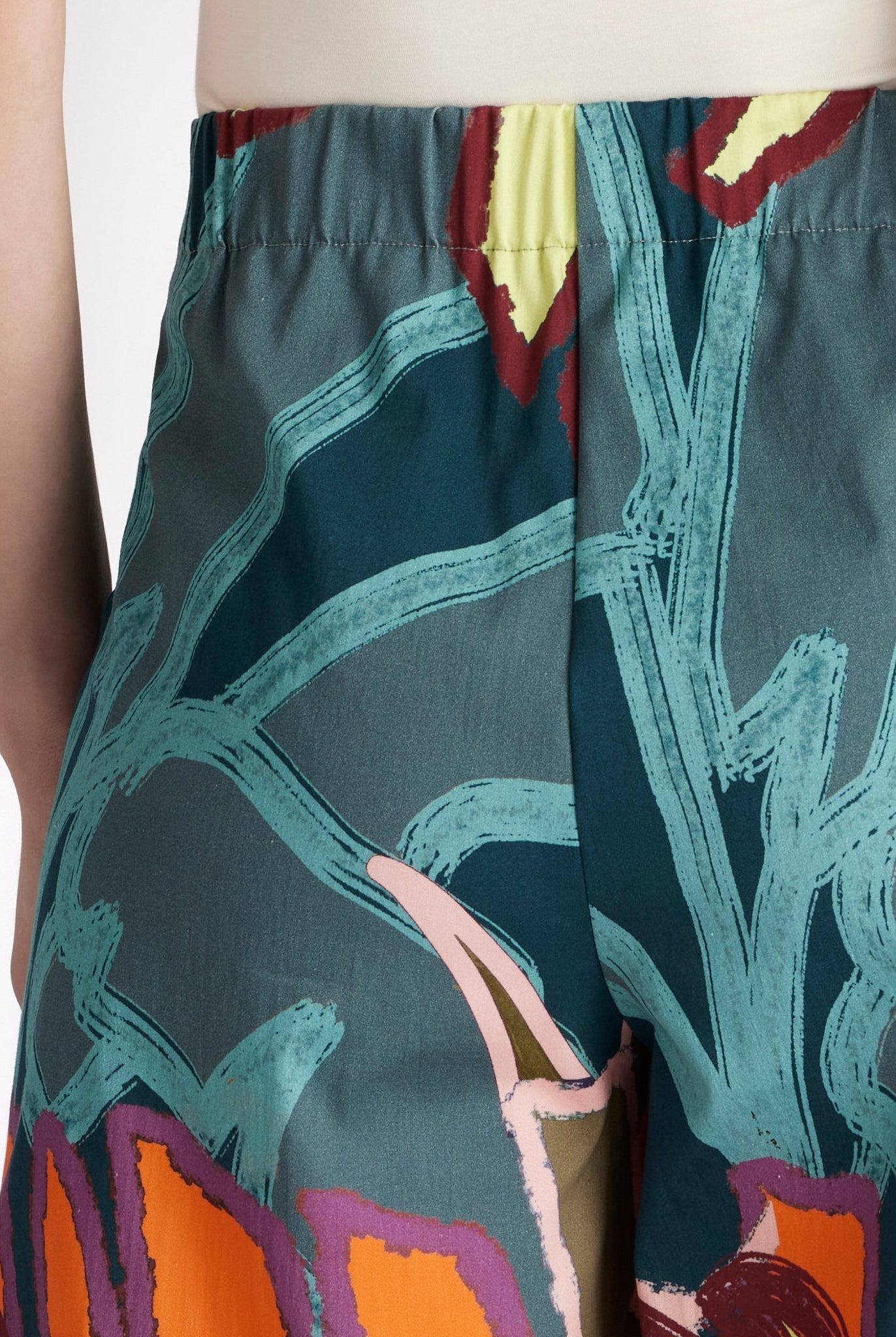 Culotte DUKANA mit weitem Bein in 7/8-Länge und mehrfarbigem, floralem Print