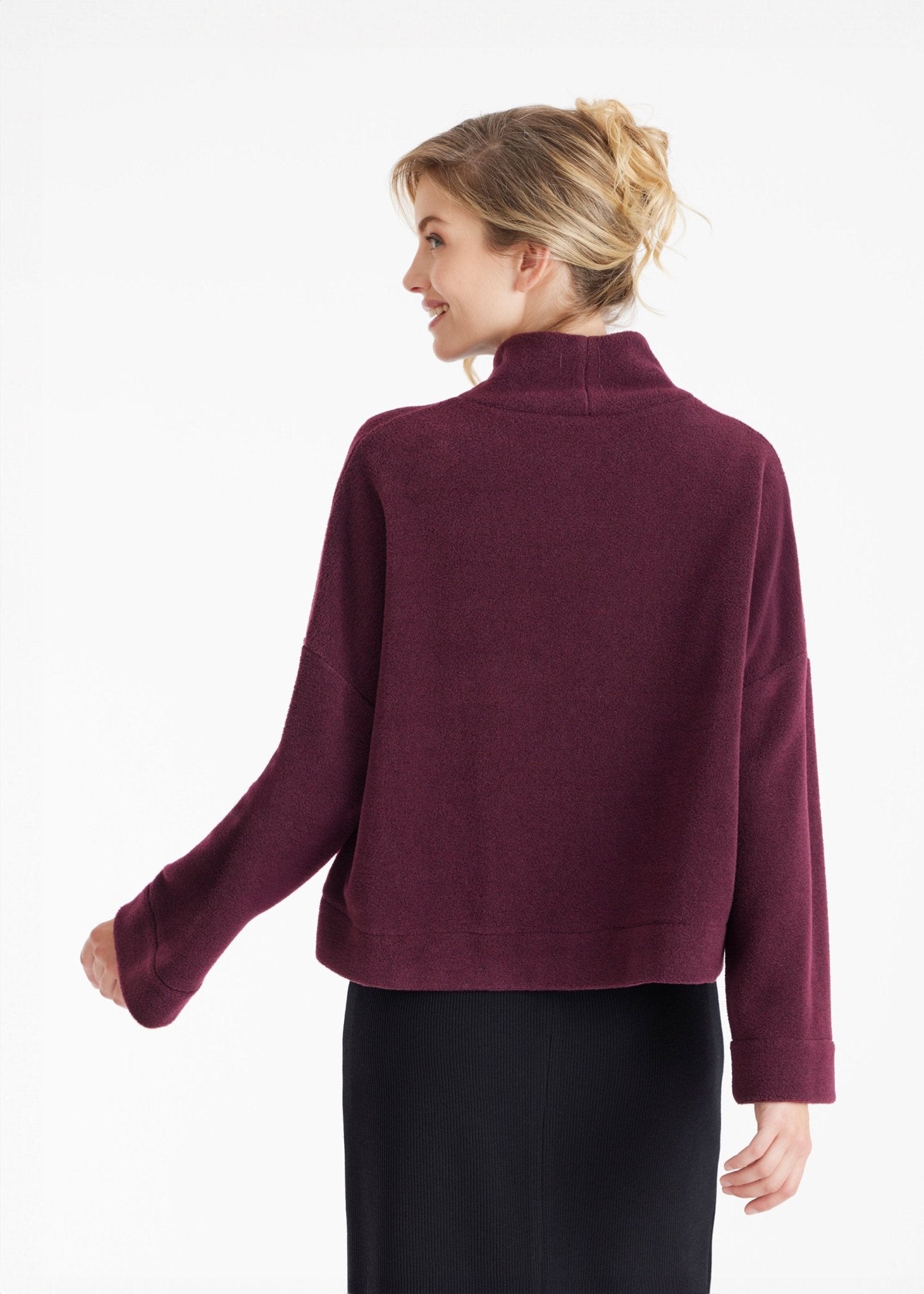 Weiter Pullover SUKATO mit Stehkragen und langen, weiten Armen in Dunkelrot