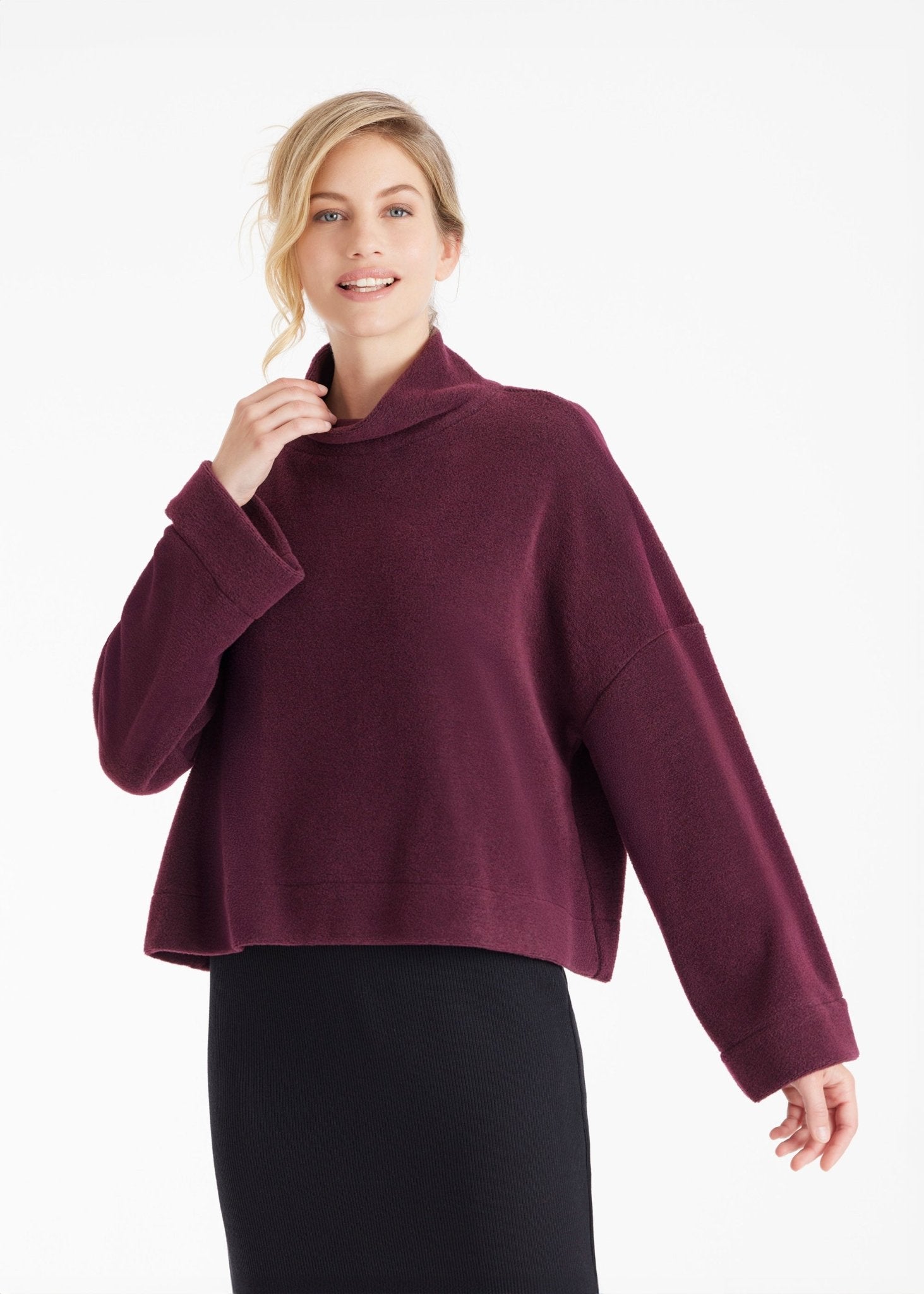 Weiter Pullover SUKATO mit Stehkragen und langen, weiten Armen in Dunkelrot